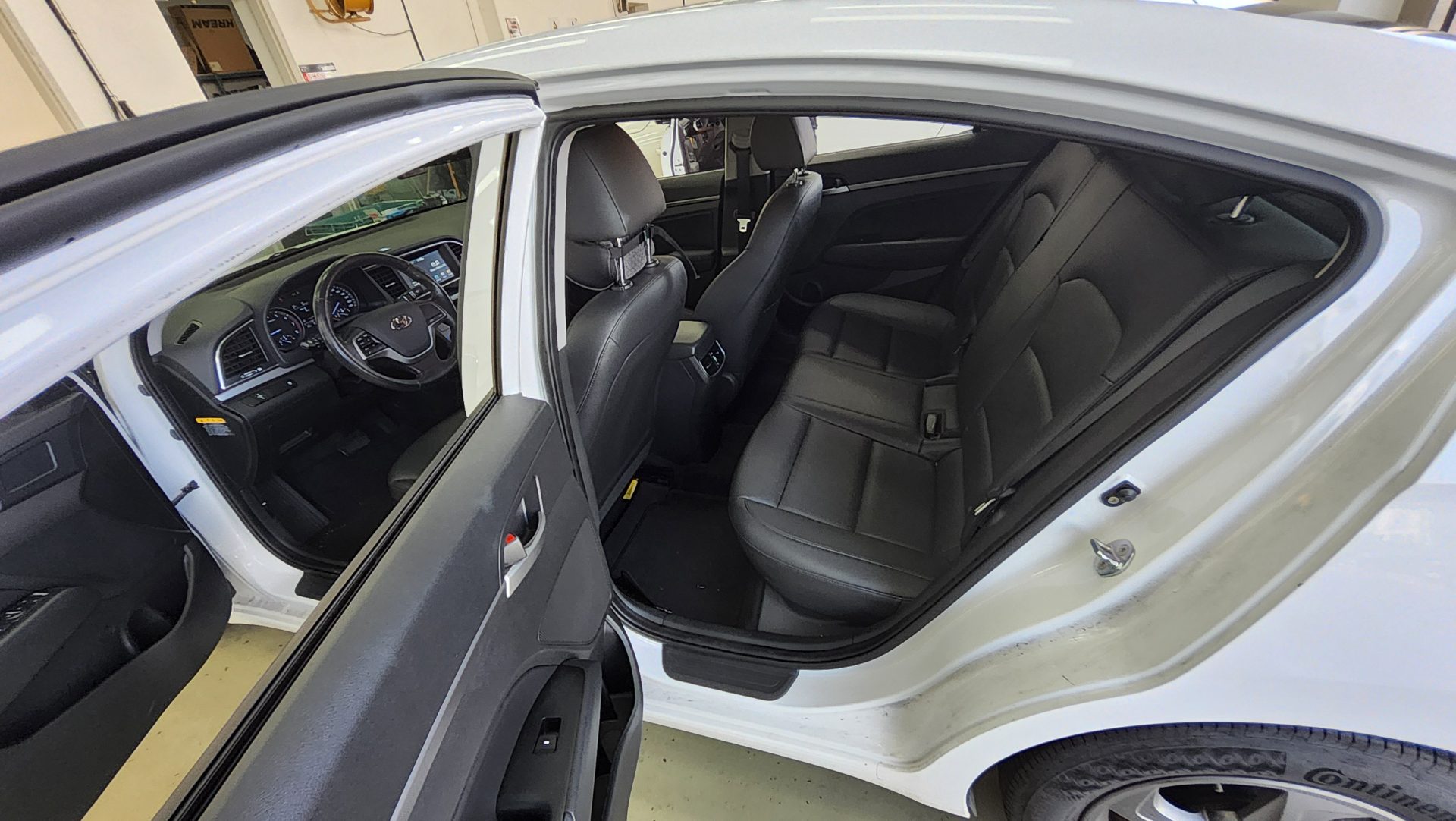 HYUNDAI AVANTE AD 1.6 GDi SMART 2017 - zdjęcie 12