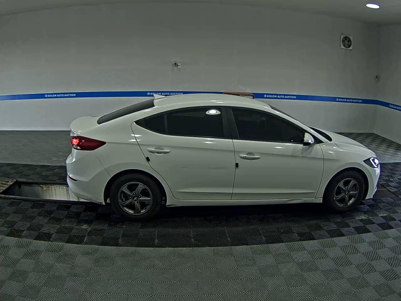 HYUNDAI AVANTE AD 1.6 GDi SMART 2017 - zdjęcie 4