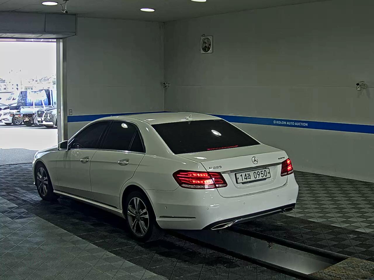 MERCEDES-BENZ E-CLASS (4TH GEN) E220 CDI BLUETEC AVANTGARDE 2016 - zdjęcie 6