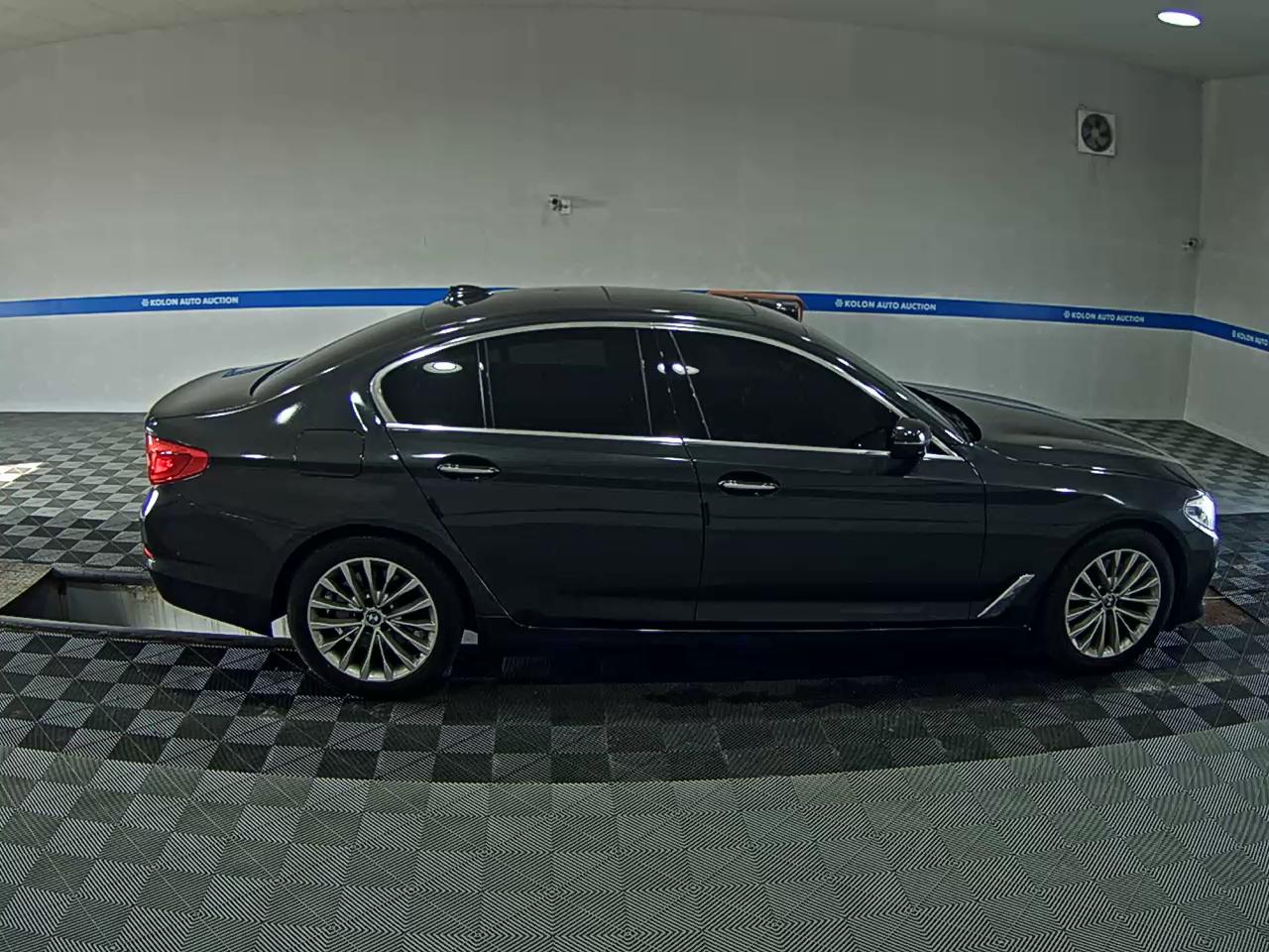 BMW 5 SERIES (7TH GEN) 520d LUXURY LINE PLUS 2018 - zdjęcie 4