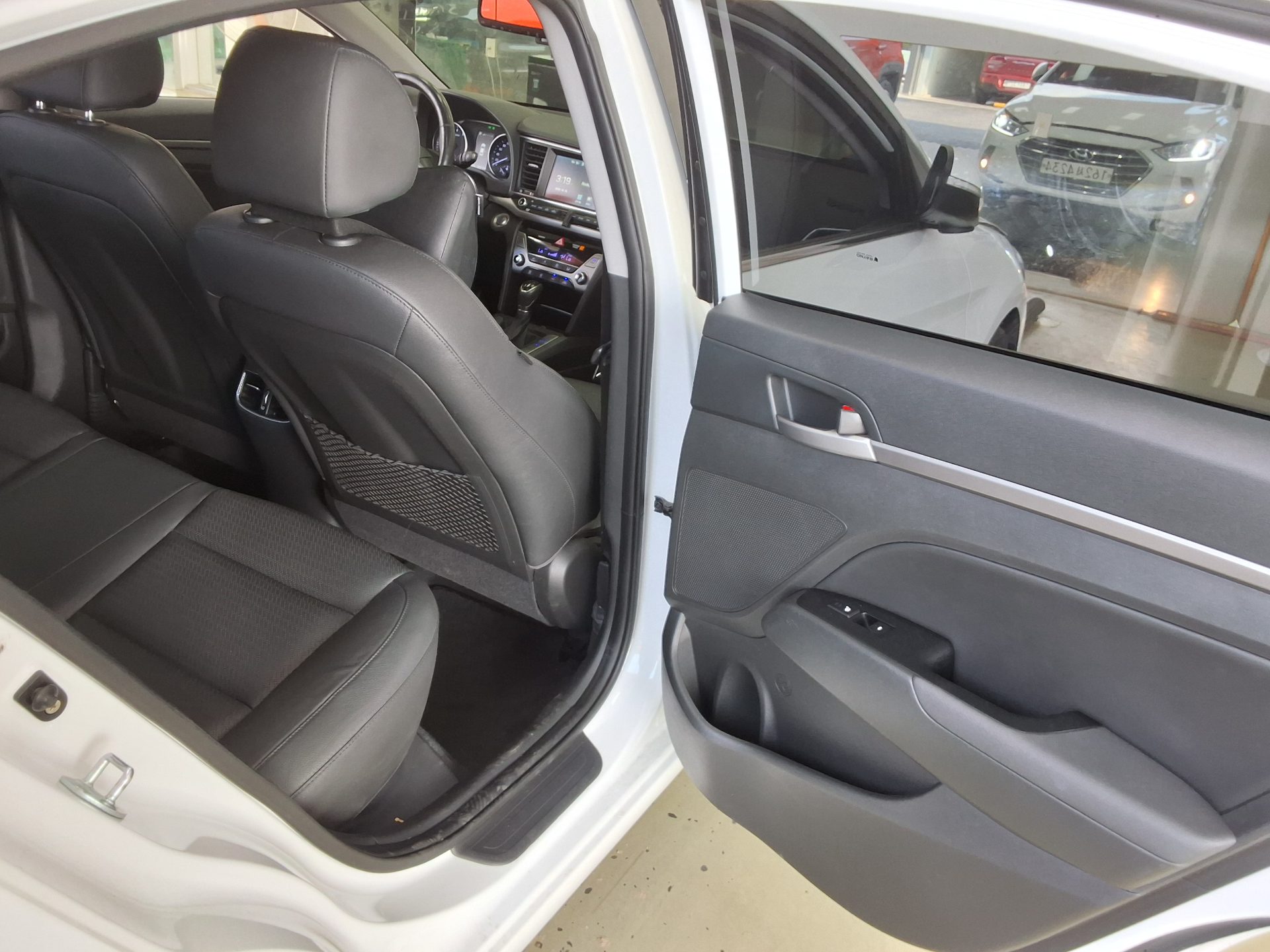 HYUNDAI AVANTE AD 1.6 GDi PREMIUM 2017 - zdjęcie 13