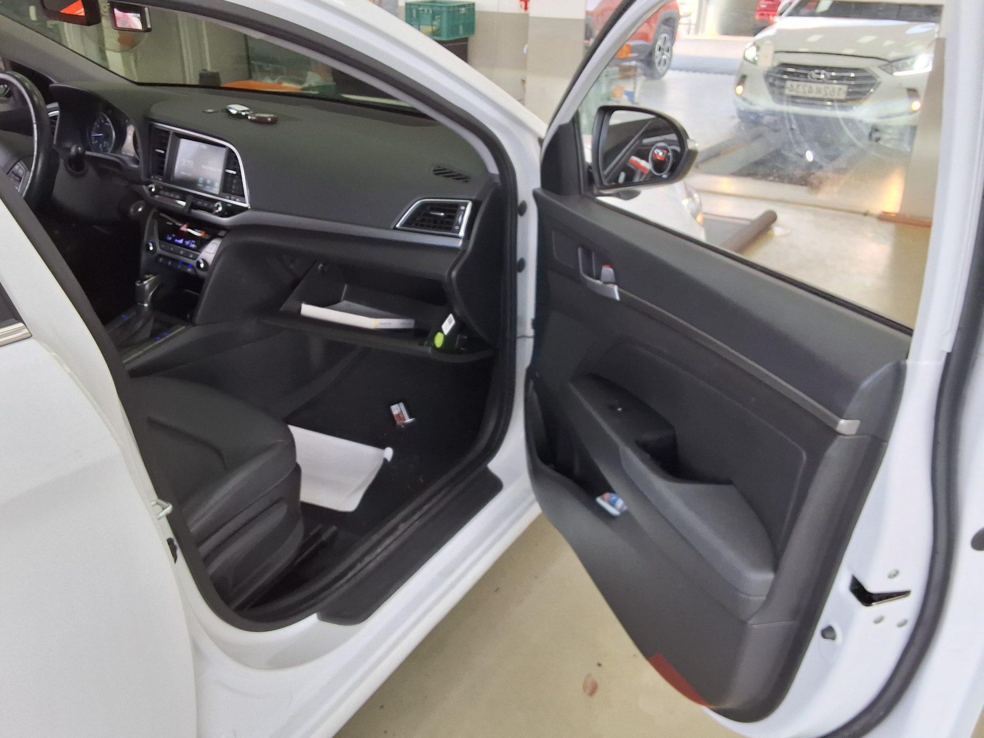 HYUNDAI AVANTE AD 1.6 GDi PREMIUM 2017 - zdjęcie 14
