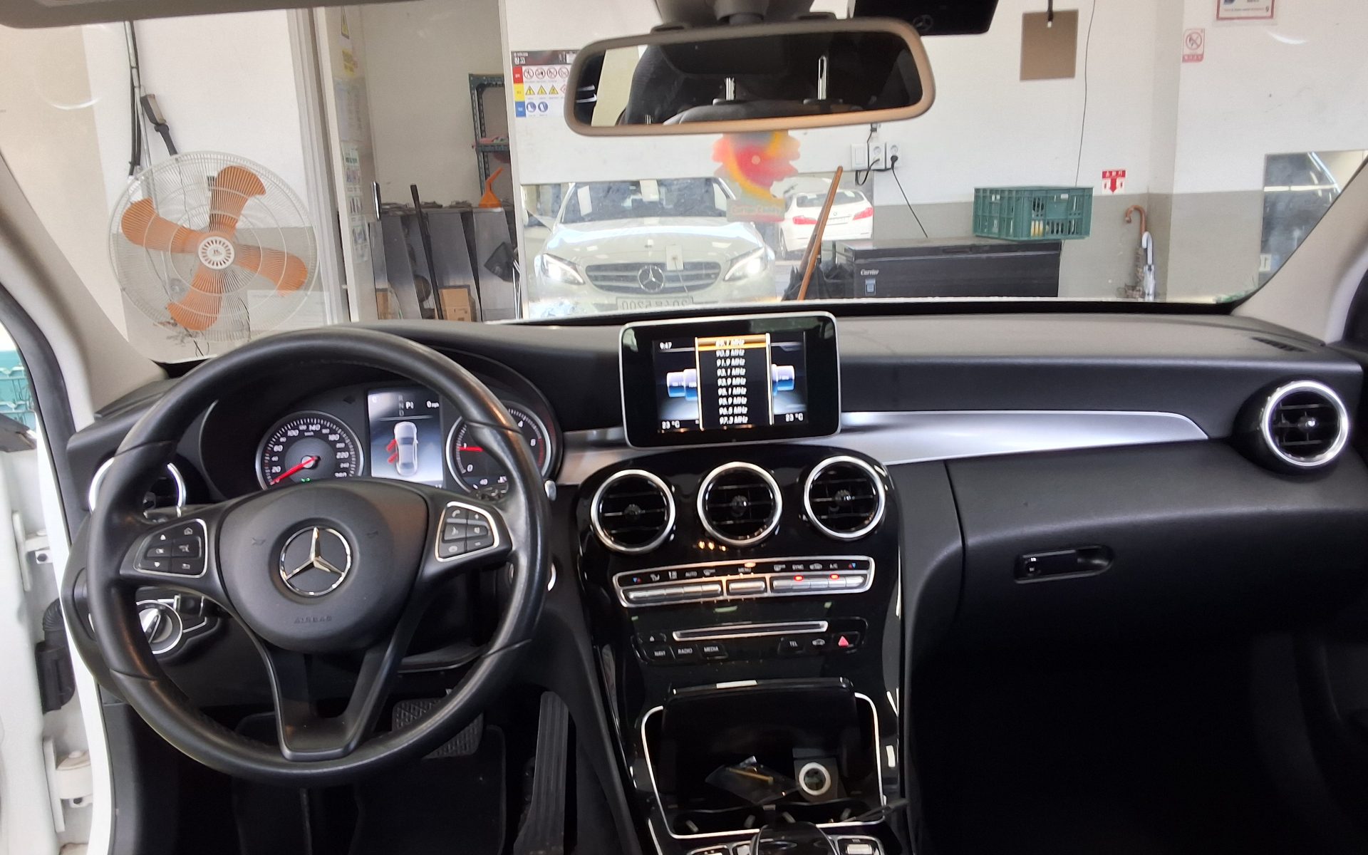 MERCEDES-BENZ C-CLASS (4TH GEN) C200 d 2018 - zdjęcie 11