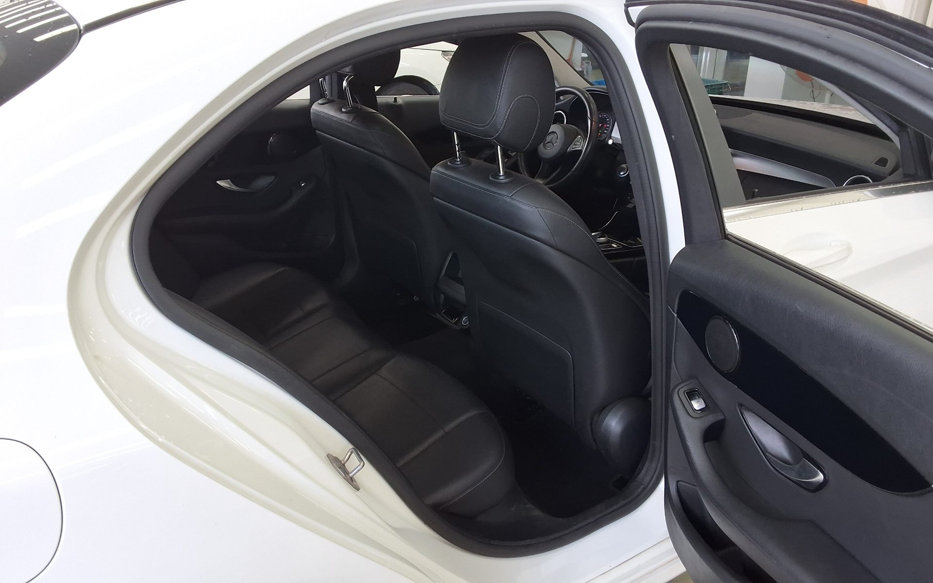 MERCEDES-BENZ C-CLASS (4TH GEN) C200 d 2018 - zdjęcie 13