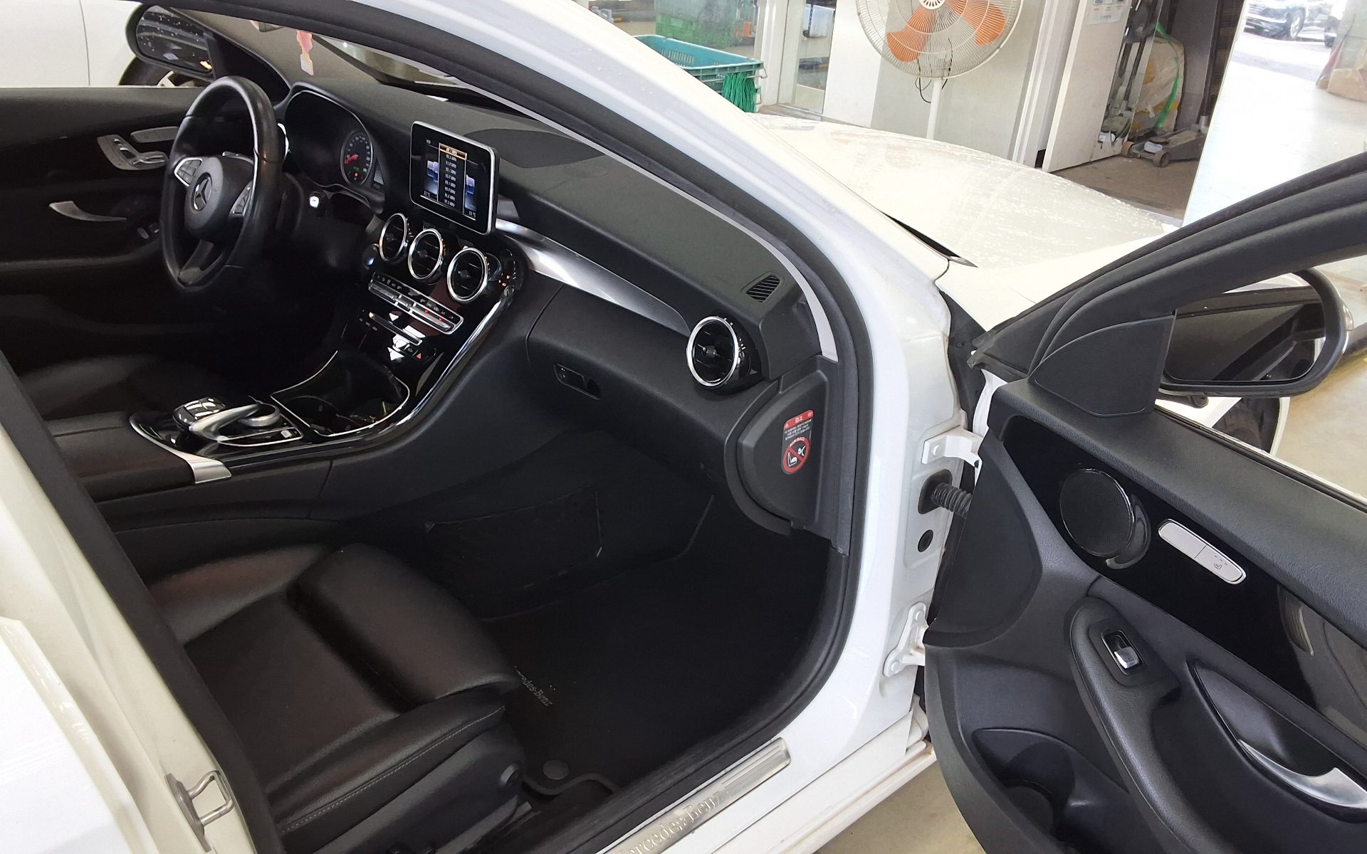 MERCEDES-BENZ C-CLASS (4TH GEN) C200 d 2018 - zdjęcie 14