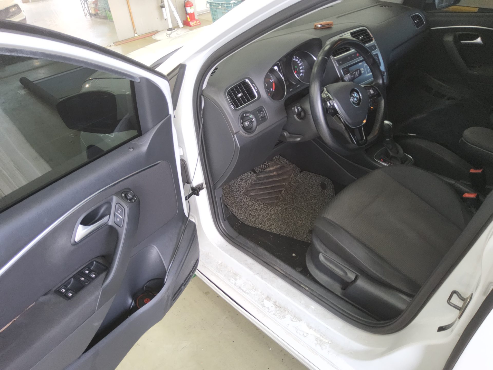 VOLKSWAGEN THE NEW POLO (5TH GEN) 1.4 TDI R LINE 2015 - zdjęcie 10