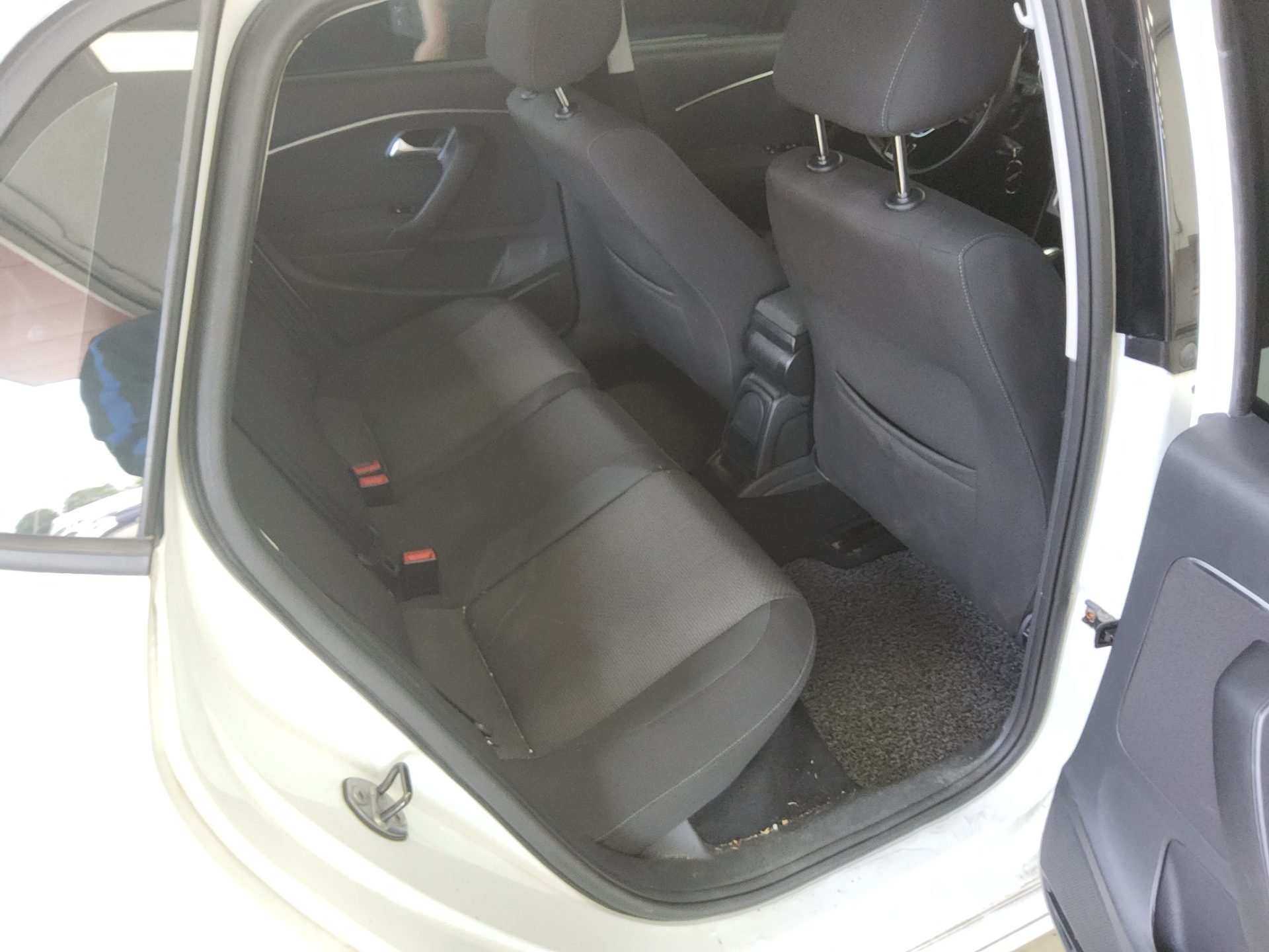 VOLKSWAGEN THE NEW POLO (5TH GEN) 1.4 TDI R LINE 2015 - zdjęcie 13