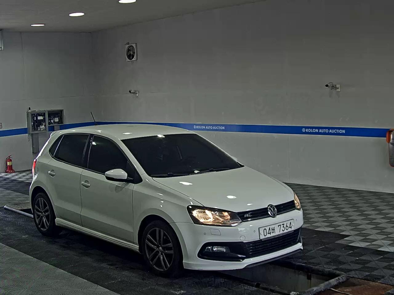 VOLKSWAGEN THE NEW POLO (5TH GEN) 1.4 TDI R LINE 2015 - zdjęcie 3