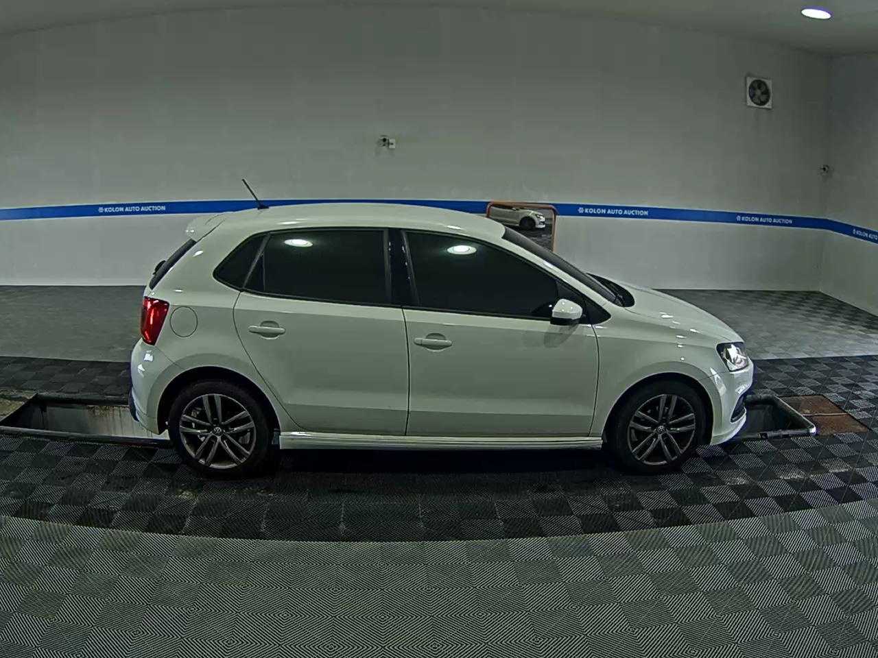 VOLKSWAGEN THE NEW POLO (5TH GEN) 1.4 TDI R LINE 2015 - zdjęcie 4