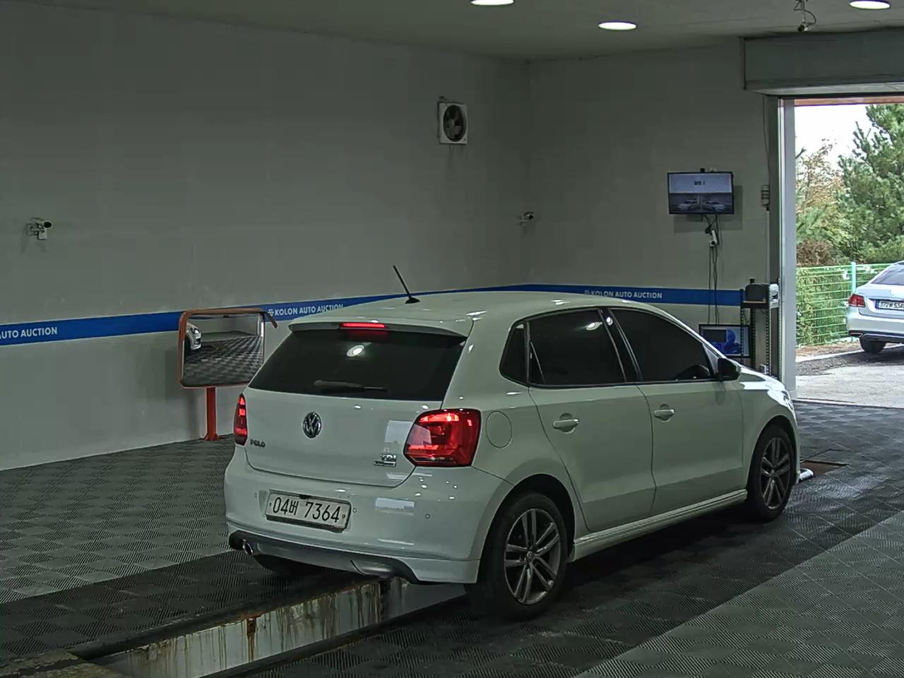 VOLKSWAGEN THE NEW POLO (5TH GEN) 1.4 TDI R LINE 2015 - zdjęcie 5