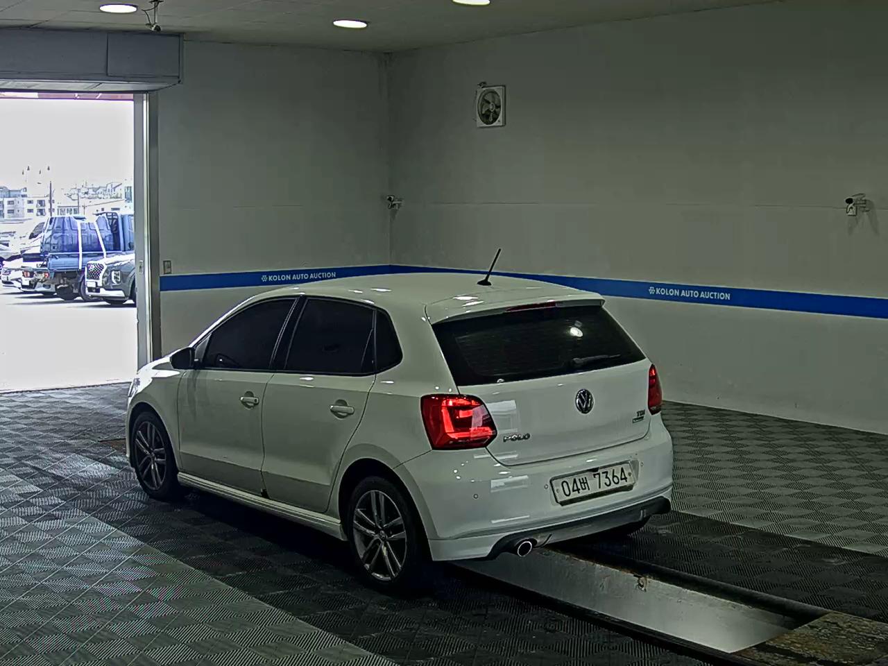 VOLKSWAGEN THE NEW POLO (5TH GEN) 1.4 TDI R LINE 2015 - zdjęcie 6