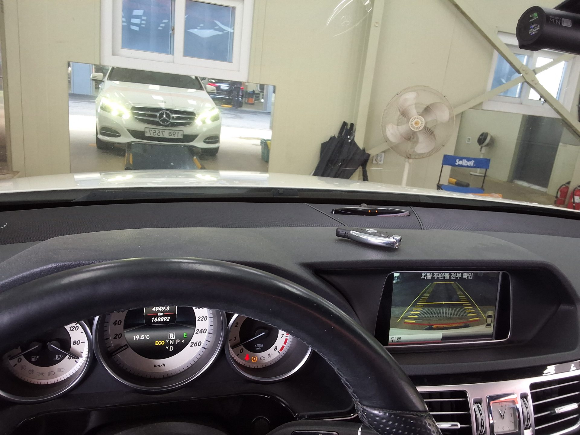MERCEDES-BENZ E-CLASS (4TH GEN) E300 4MATIC AVANTGARDE 2014 - zdjęcie 25