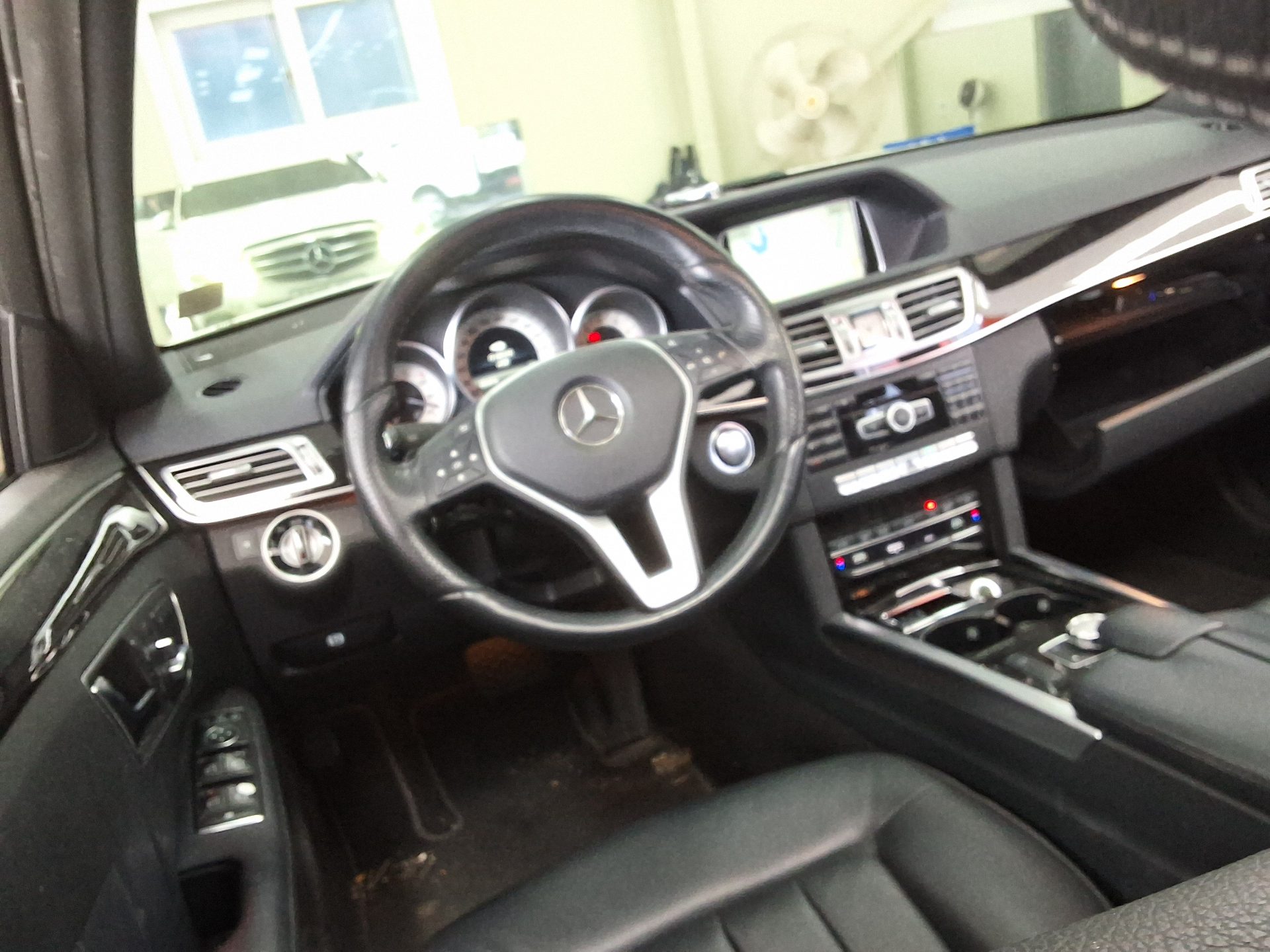 MERCEDES-BENZ E-CLASS (4TH GEN) E300 4MATIC AVANTGARDE 2014 - zdjęcie 12