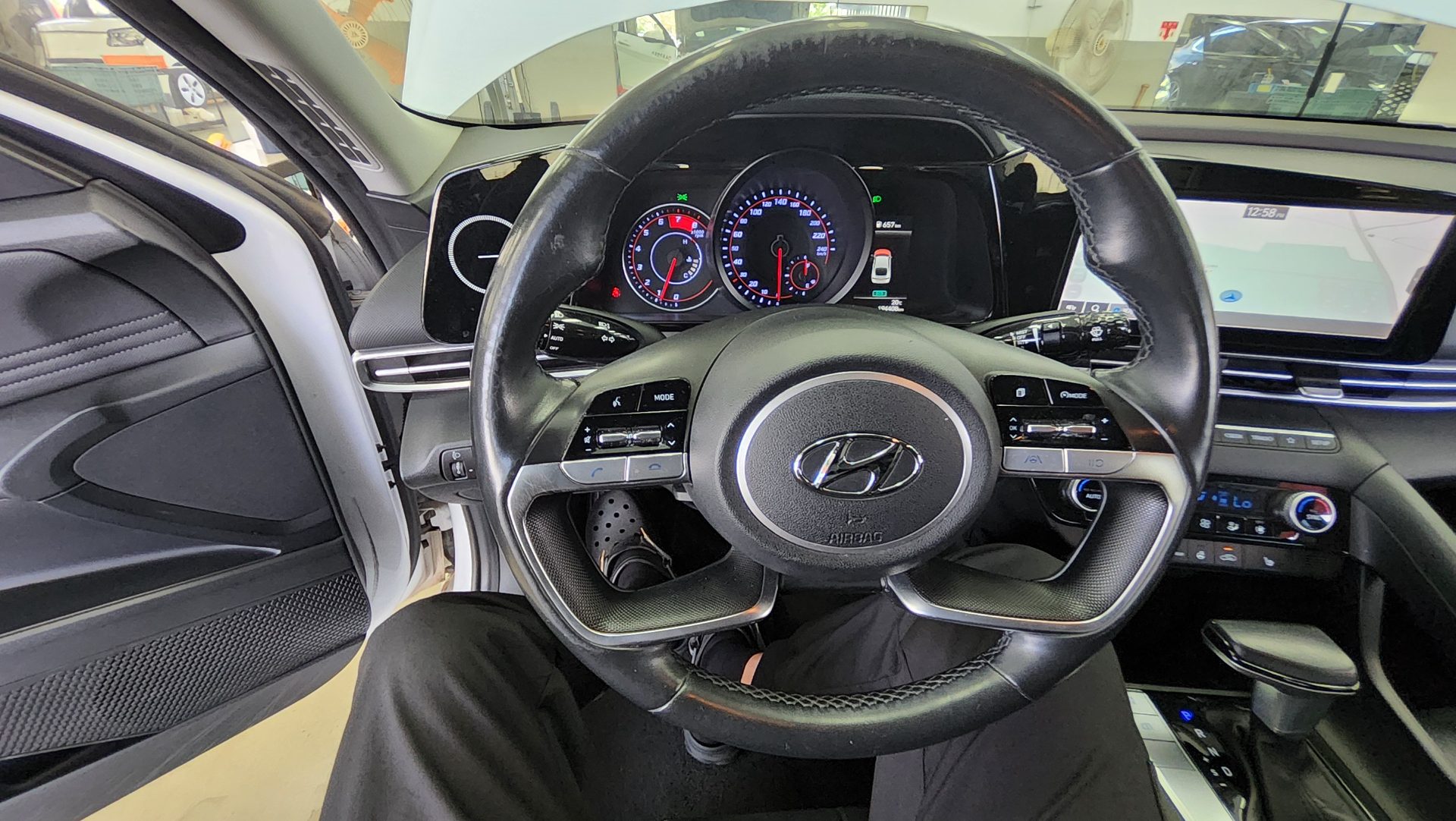 HYUNDAI AVANTE (CN7) 1.6 GASOLINE MODERN 2021 - zdjęcie 17