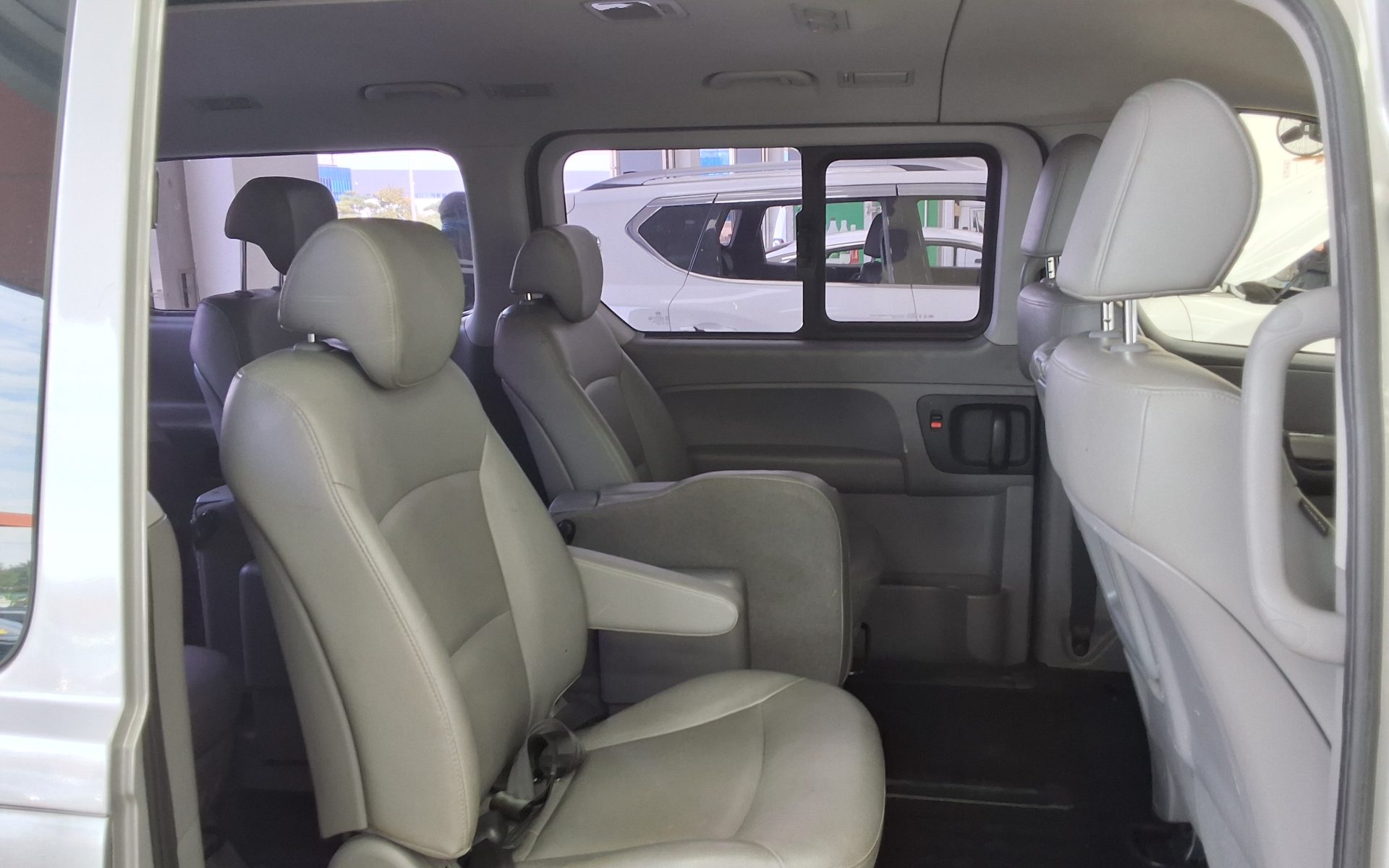 HYUNDAI GRAND STAREX 12-SEATER DIESEL MODERN 2017 - zdjęcie 13