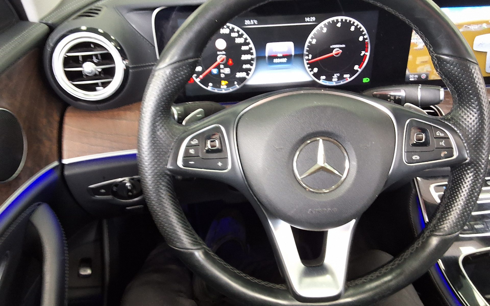 MERCEDES-BENZ E-CLASS (5TH GEN) E300 4MATIC EXCLUSIVE 2017 - zdjęcie 17