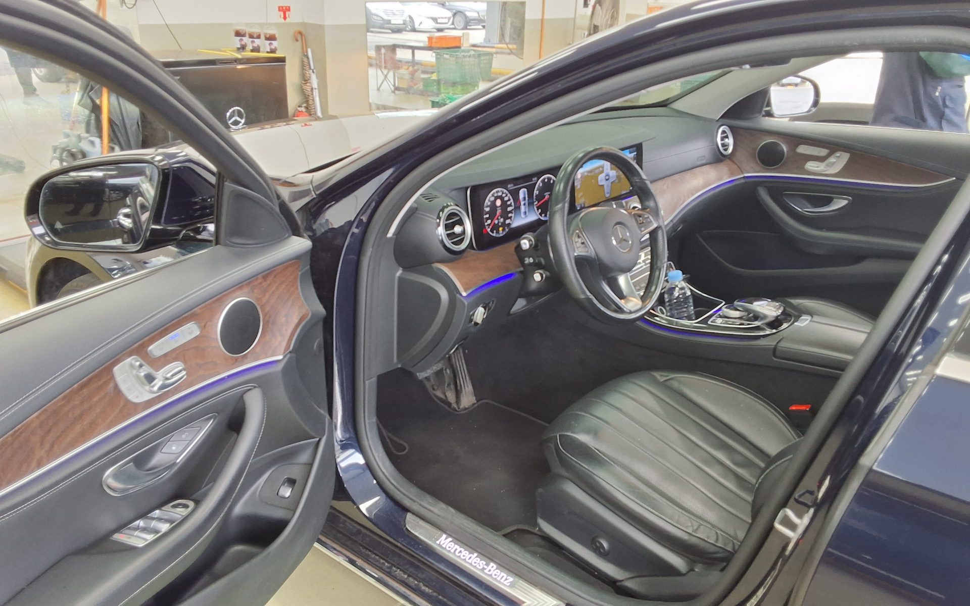 MERCEDES-BENZ E-CLASS (5TH GEN) E300 4MATIC EXCLUSIVE 2017 - zdjęcie 10