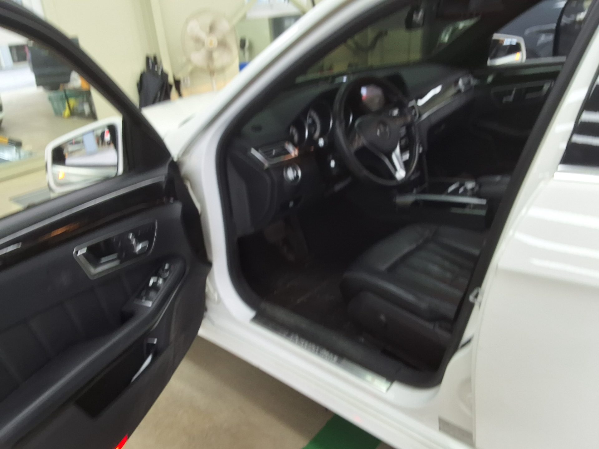 MERCEDES-BENZ E-CLASS (4TH GEN) E220 CDI BLUETEC AVANTGARDE 2015 - zdjęcie 11