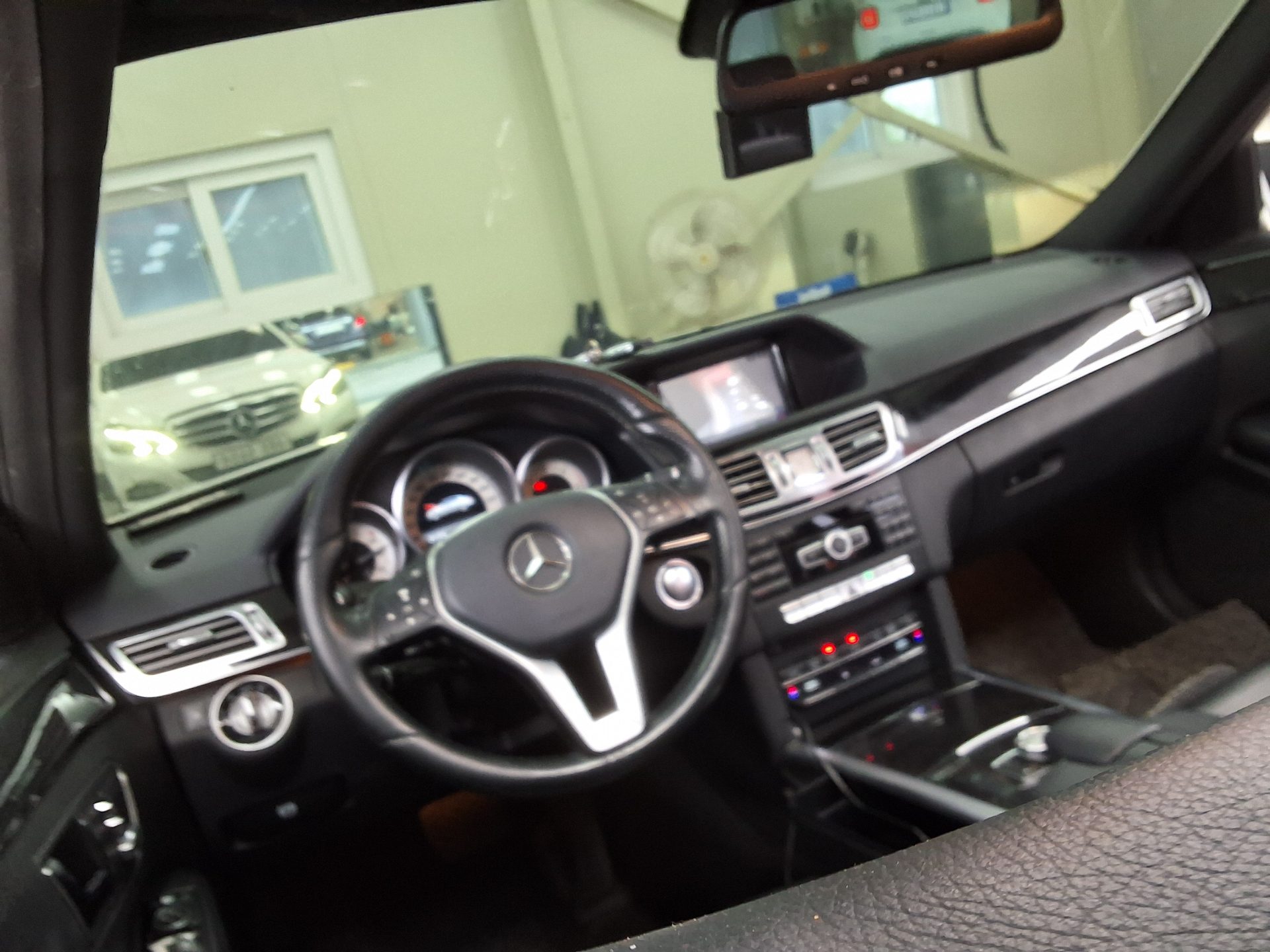 MERCEDES-BENZ E-CLASS (4TH GEN) E220 CDI BLUETEC AVANTGARDE 2015 - zdjęcie 12