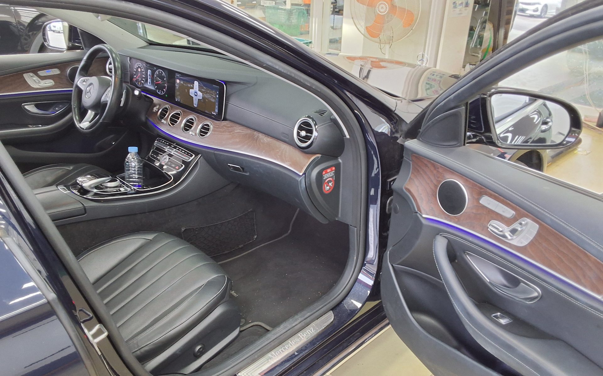 MERCEDES-BENZ E-CLASS (5TH GEN) E300 4MATIC EXCLUSIVE 2017 - zdjęcie 14