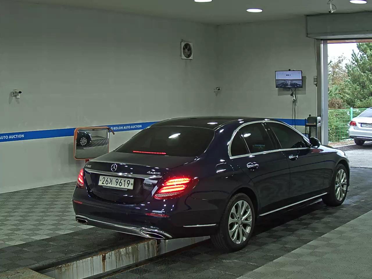 MERCEDES-BENZ E-CLASS (5TH GEN) E300 4MATIC EXCLUSIVE 2017 - zdjęcie 5