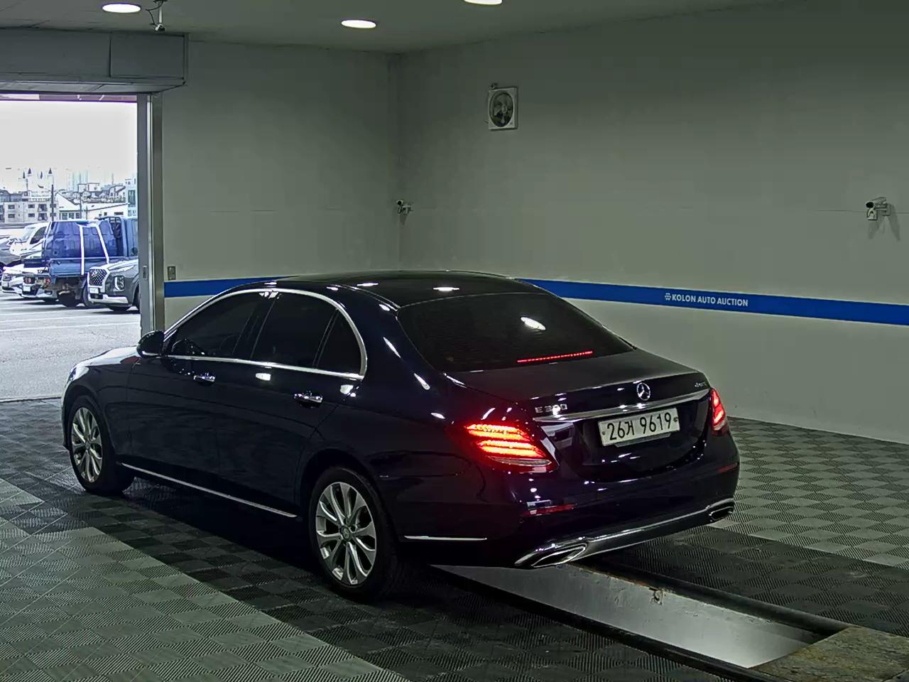 MERCEDES-BENZ E-CLASS (5TH GEN) E300 4MATIC EXCLUSIVE 2017 - zdjęcie 6