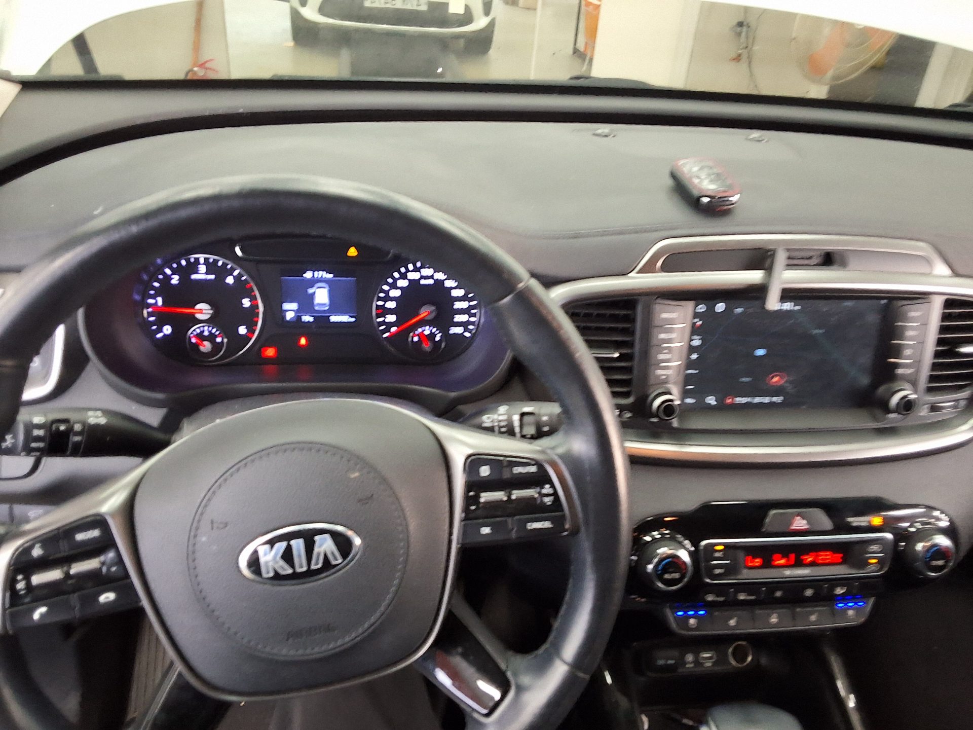 KIA THE NEW SORENTO DIESEL R2.2 2WD PRESTIGE 2018 - zdjęcie 17