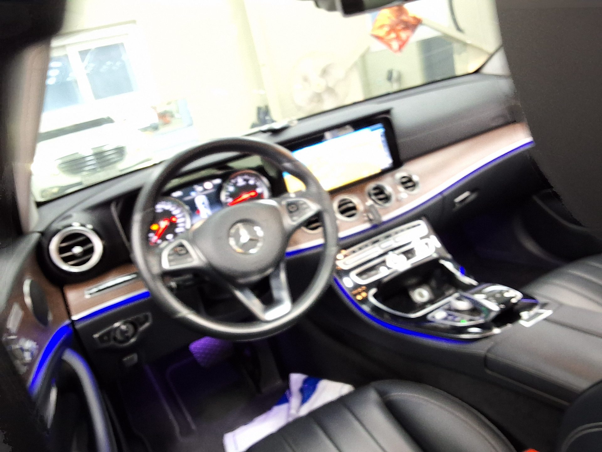 MERCEDES-BENZ E-CLASS (5TH GEN) E220d EXCLUSIVE 2017 - zdjęcie 12