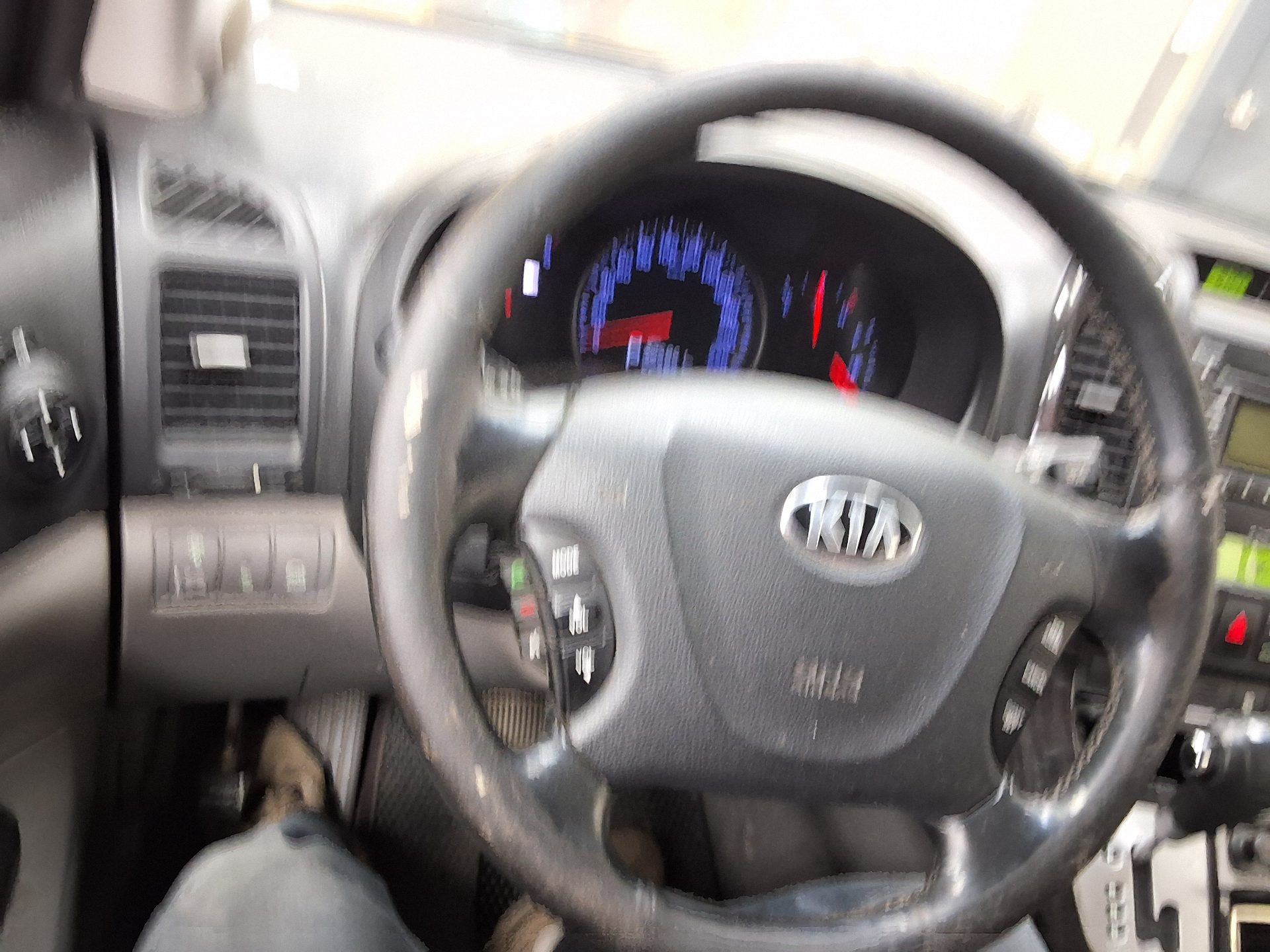 KIA CARNIVAL R LIMOUSINE DIESEL 9-SEATER GLX LUXURY MODEL 2014 - zdjęcie 23