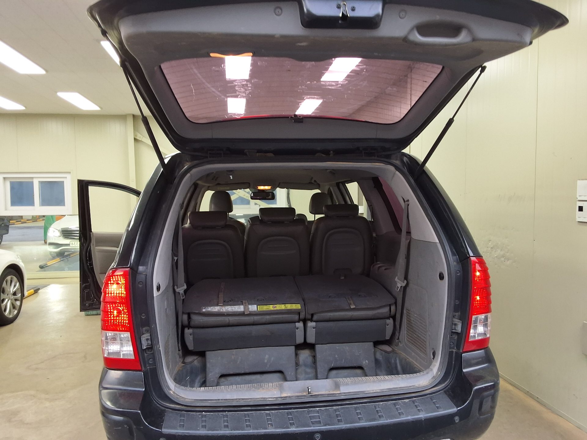 KIA CARNIVAL R LIMOUSINE DIESEL 9-SEATER GLX LUXURY MODEL 2014 - zdjęcie 16