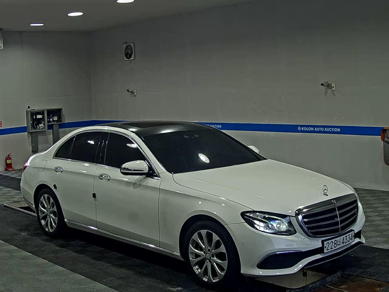 MERCEDES-BENZ E-CLASS (5TH GEN) E220d EXCLUSIVE 2017 - zdjęcie 3