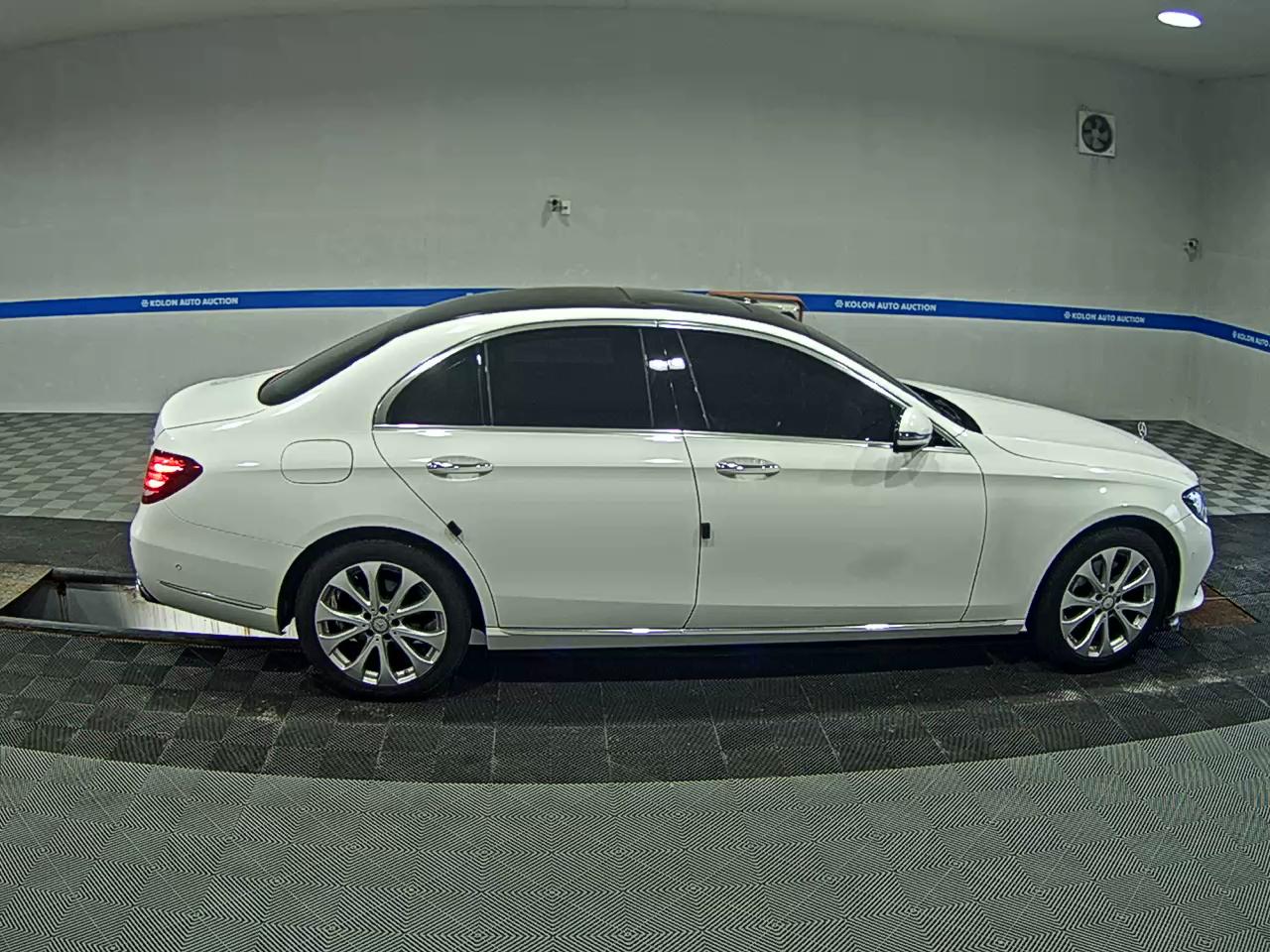 MERCEDES-BENZ E-CLASS (5TH GEN) E220d EXCLUSIVE 2017 - zdjęcie 4