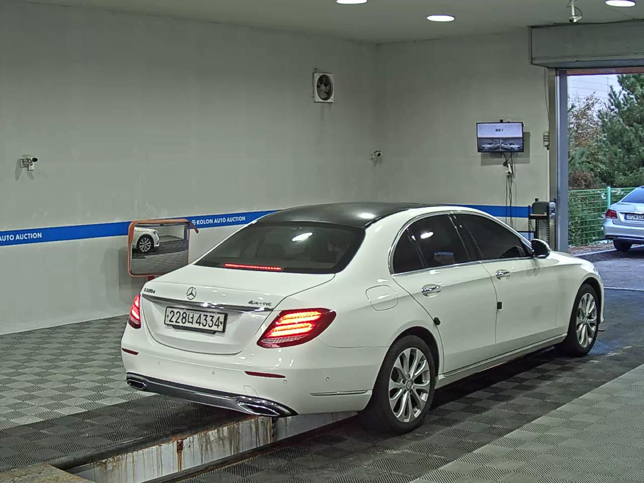 MERCEDES-BENZ E-CLASS (5TH GEN) E220d EXCLUSIVE 2017 - zdjęcie 5