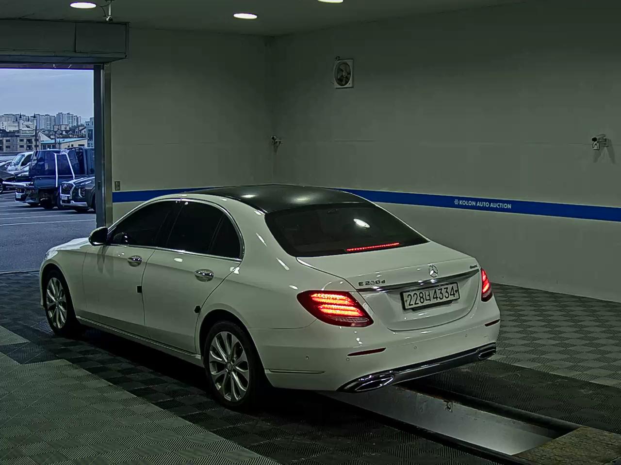 MERCEDES-BENZ E-CLASS (5TH GEN) E220d EXCLUSIVE 2017 - zdjęcie 6