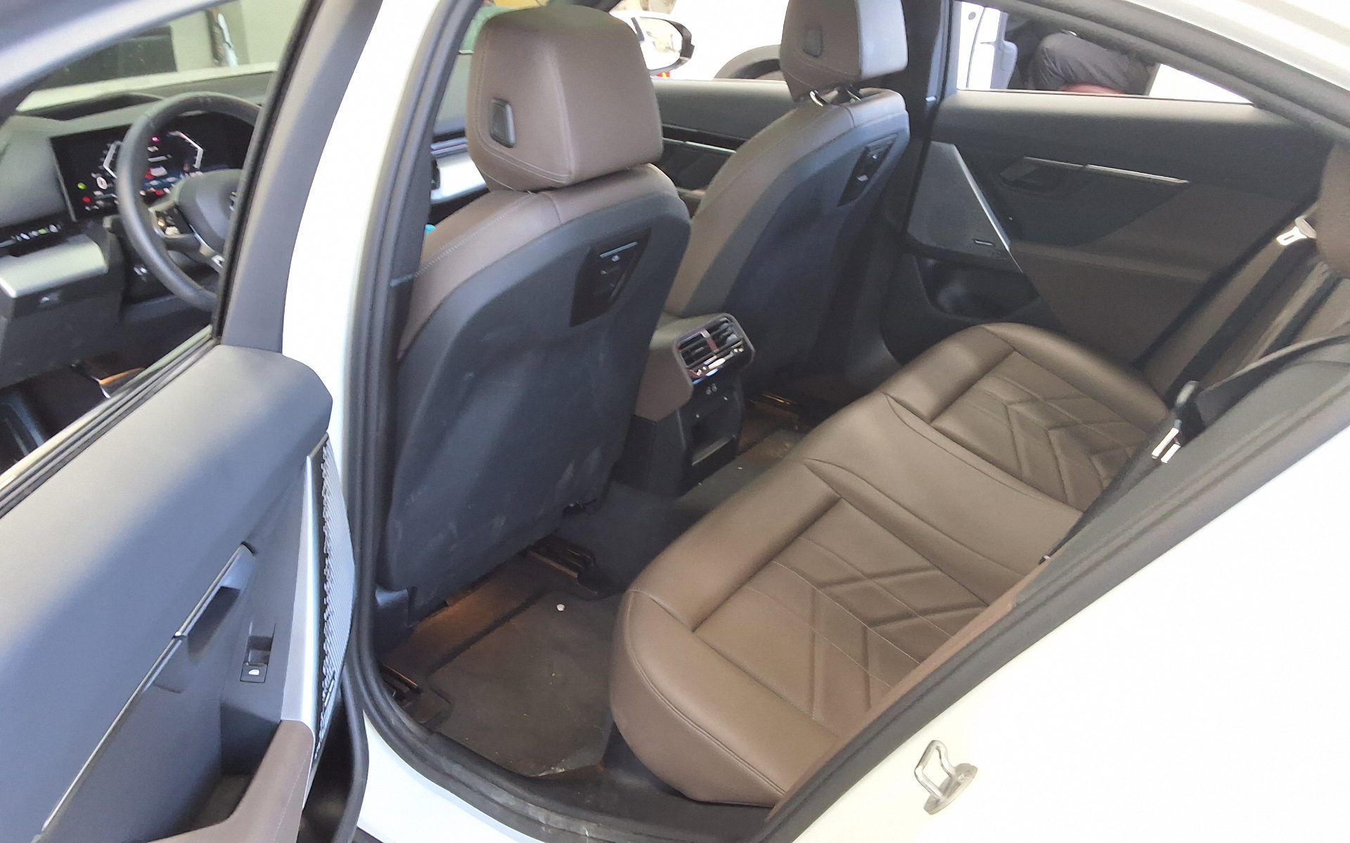 BMW 5 SERIES (8TH GEN) 520i M SPORT PACK 2024 - zdjęcie 12