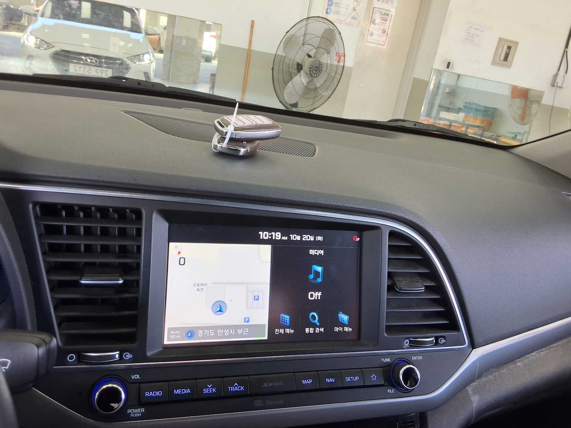HYUNDAI AVANTE AD 1.6 GDi PREMIUM 2018 - zdjęcie 17