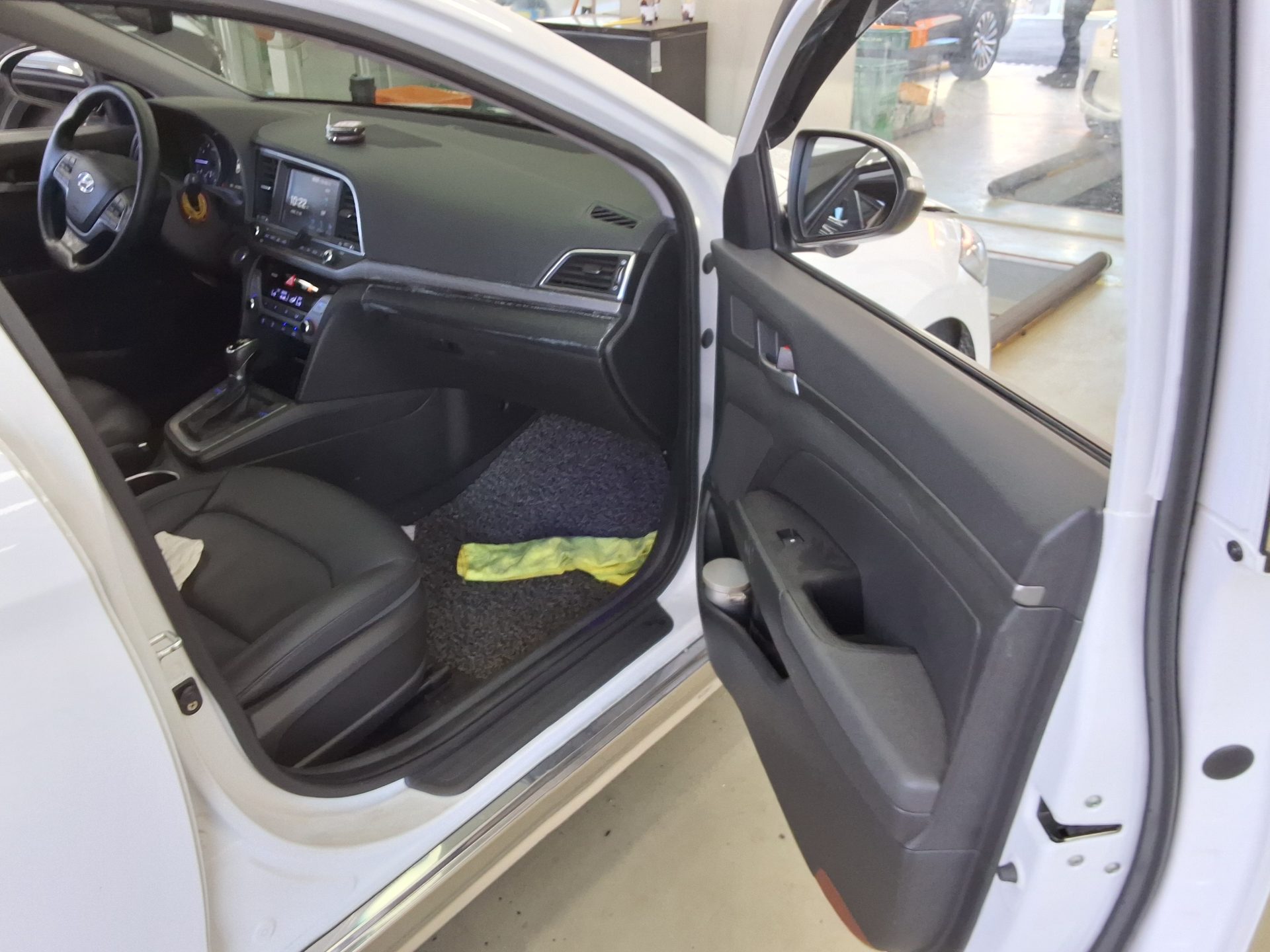 HYUNDAI AVANTE AD 1.6 GDi PREMIUM 2018 - zdjęcie 14