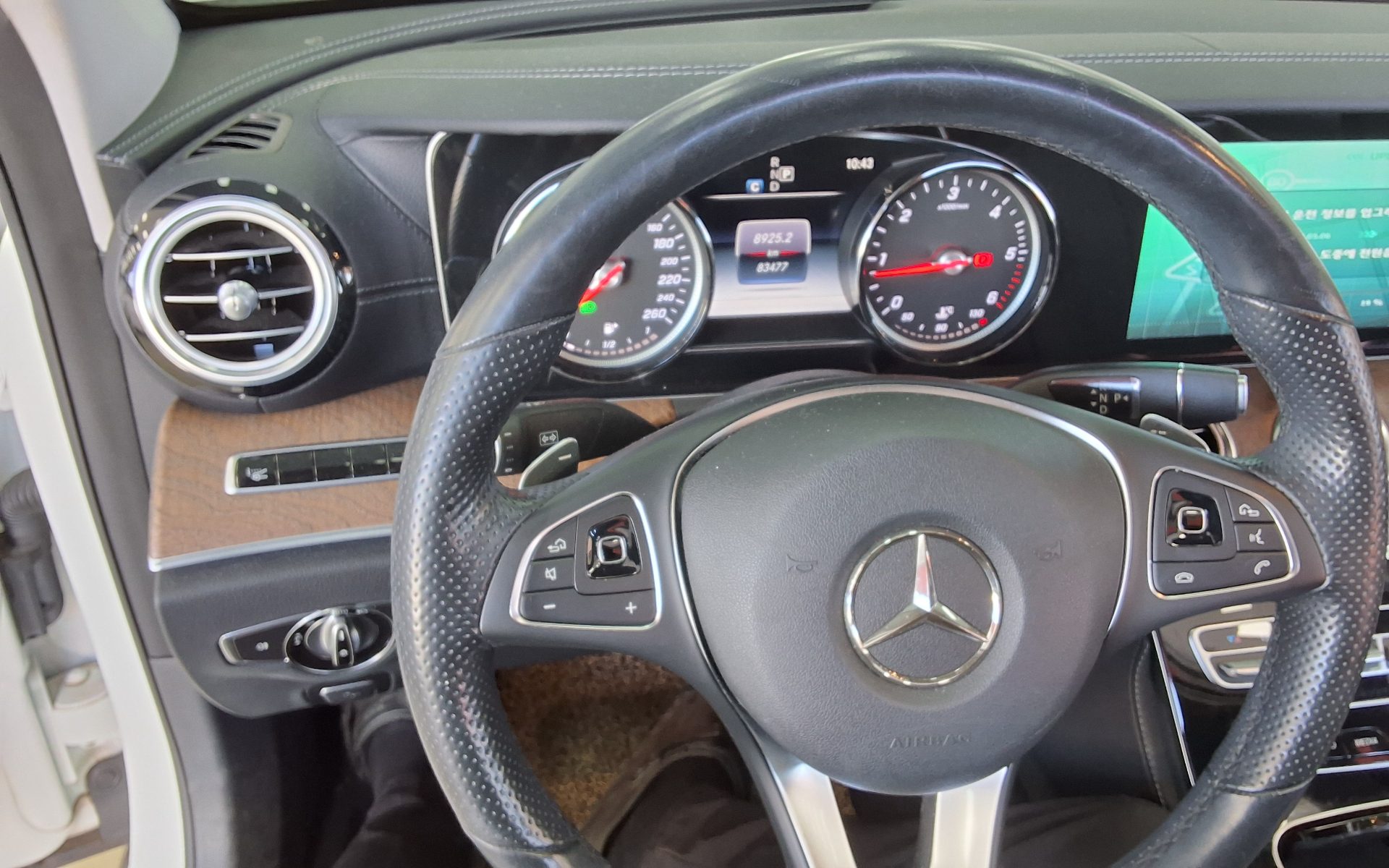 MERCEDES-BENZ E-CLASS (5TH GEN) E220d 4MATIC EXCLUSIVE 2017 - zdjęcie 17