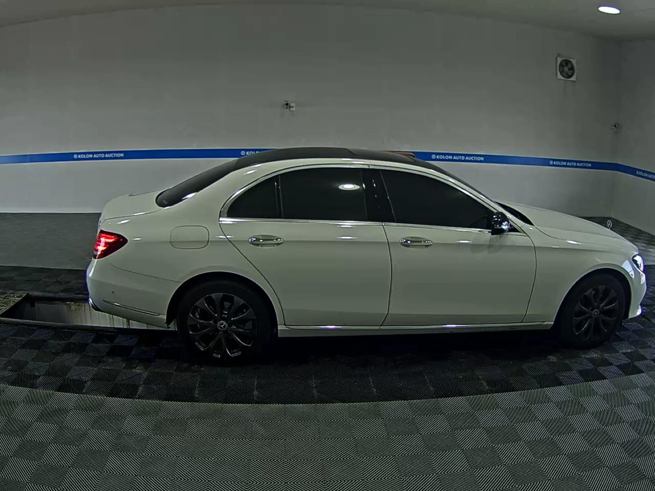 MERCEDES-BENZ E-CLASS (5TH GEN) E220d 4MATIC EXCLUSIVE 2017 - zdjęcie 4