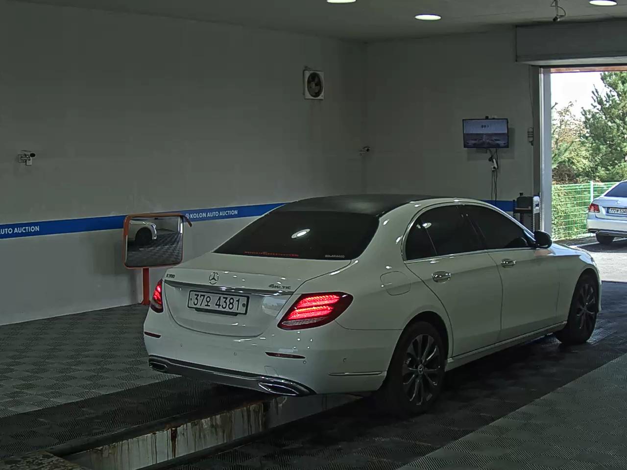 MERCEDES-BENZ E-CLASS (5TH GEN) E220d 4MATIC EXCLUSIVE 2017 - zdjęcie 5