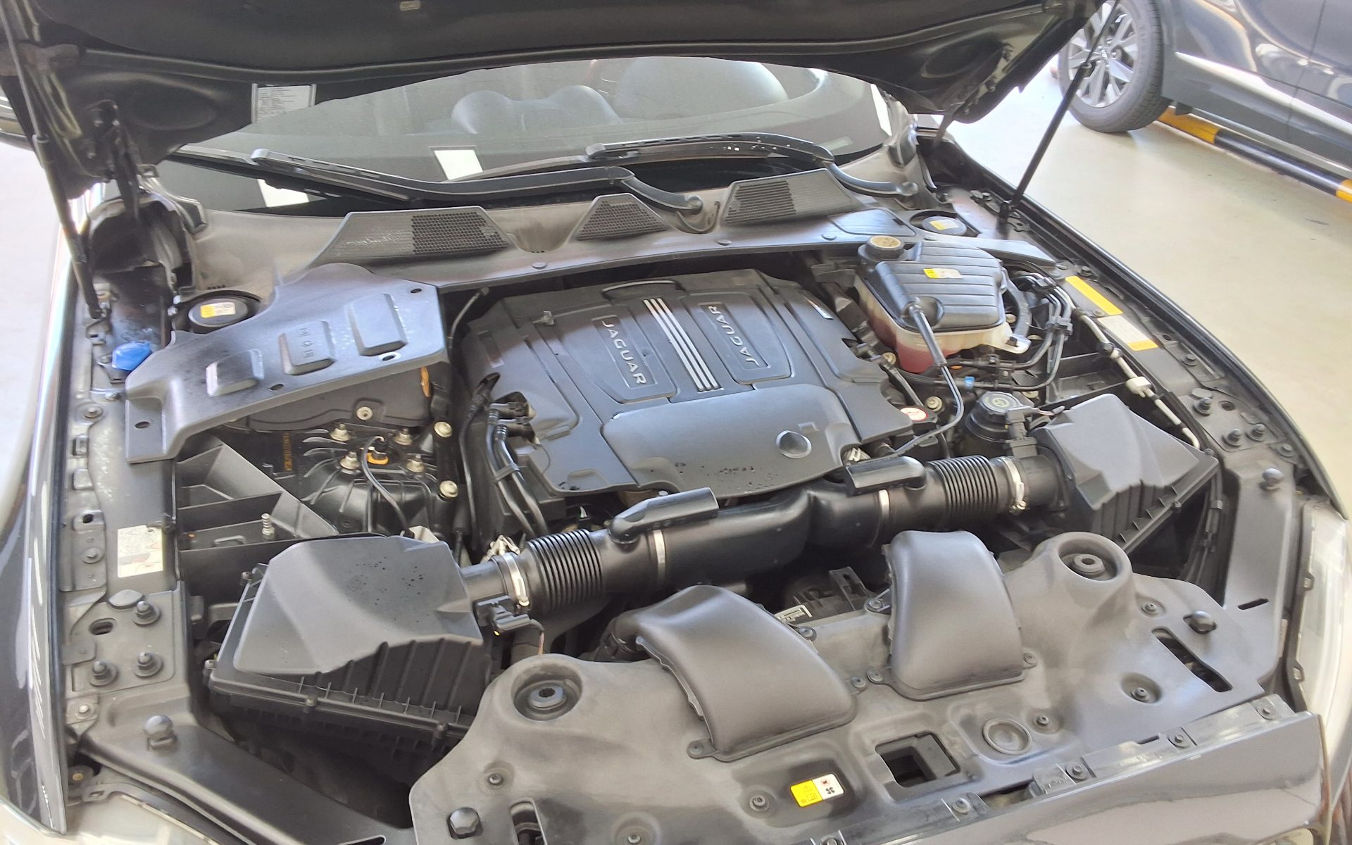 JAGUAR XJ (8TH GEN) 3.0 SC LWB PREMIUM LUXURY 2014 - zdjęcie 23