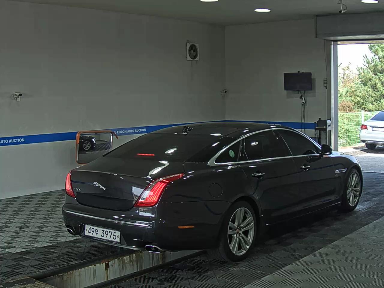 JAGUAR XJ (8TH GEN) 3.0 SC LWB PREMIUM LUXURY 2014 - zdjęcie 5