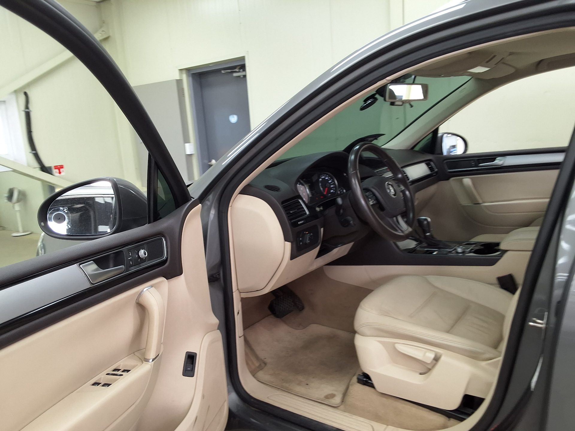 VOLKSWAGEN THE NEW TOUAREG (2ND GEN F/L) 3.6 V6 FSI 2016 - zdjęcie 11