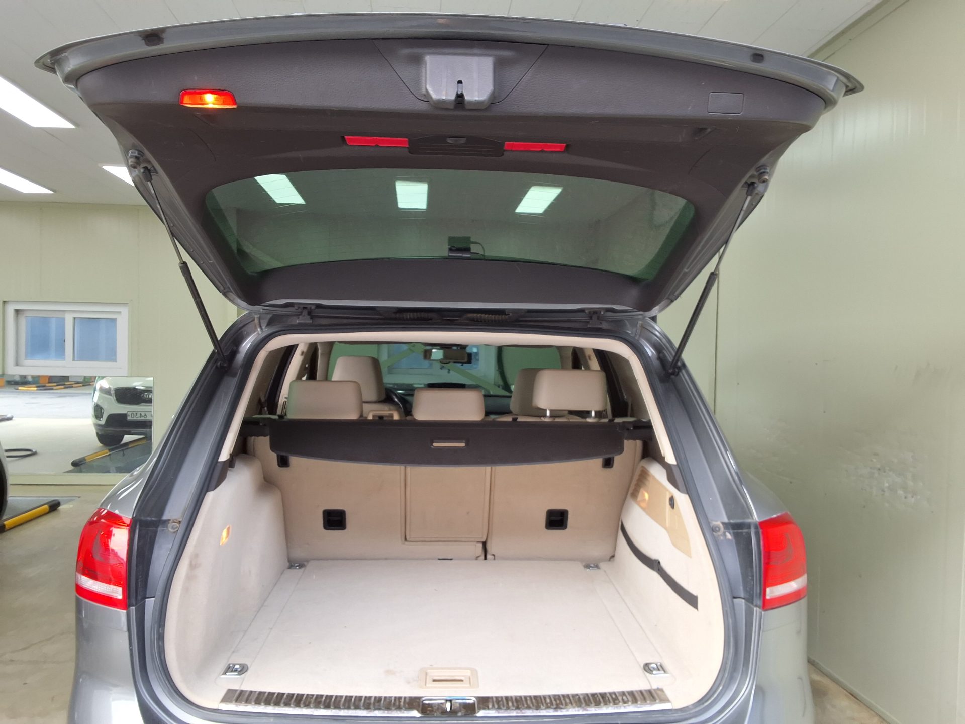 VOLKSWAGEN THE NEW TOUAREG (2ND GEN F/L) 3.6 V6 FSI 2016 - zdjęcie 16