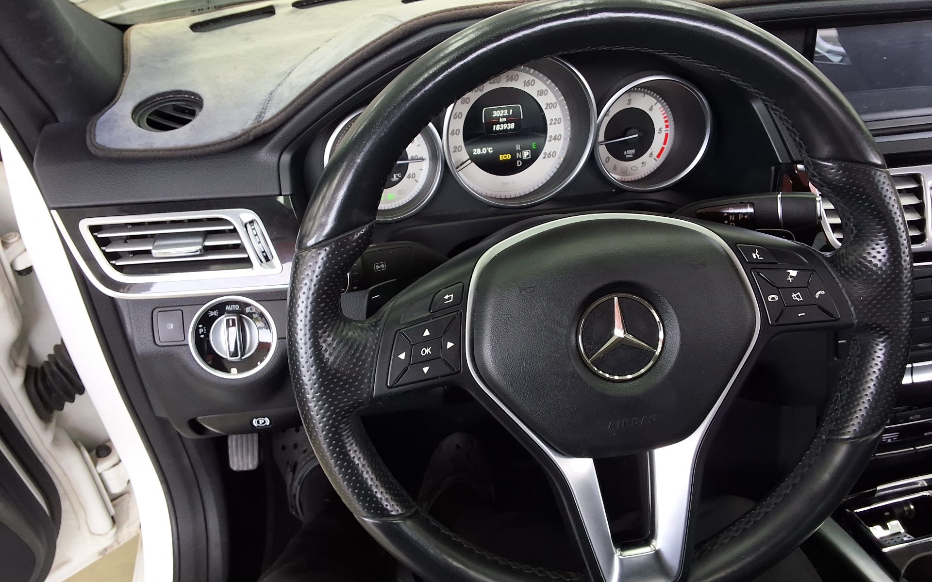 MERCEDES-BENZ E-CLASS (4TH GEN) E220 CDI BLUETEC AVANTGARDE 2016 - zdjęcie 17