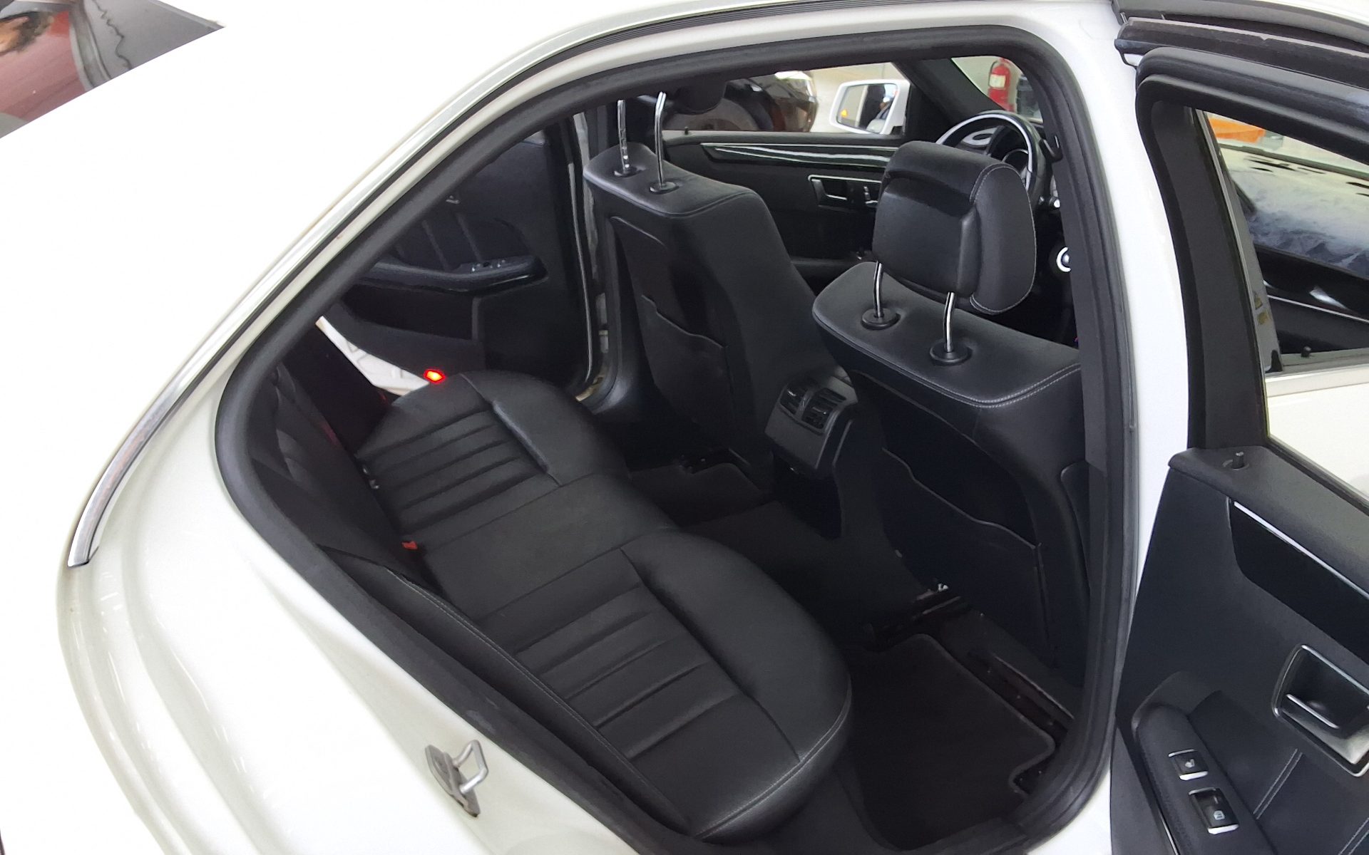 MERCEDES-BENZ E-CLASS (4TH GEN) E220 CDI BLUETEC AVANTGARDE 2016 - zdjęcie 13