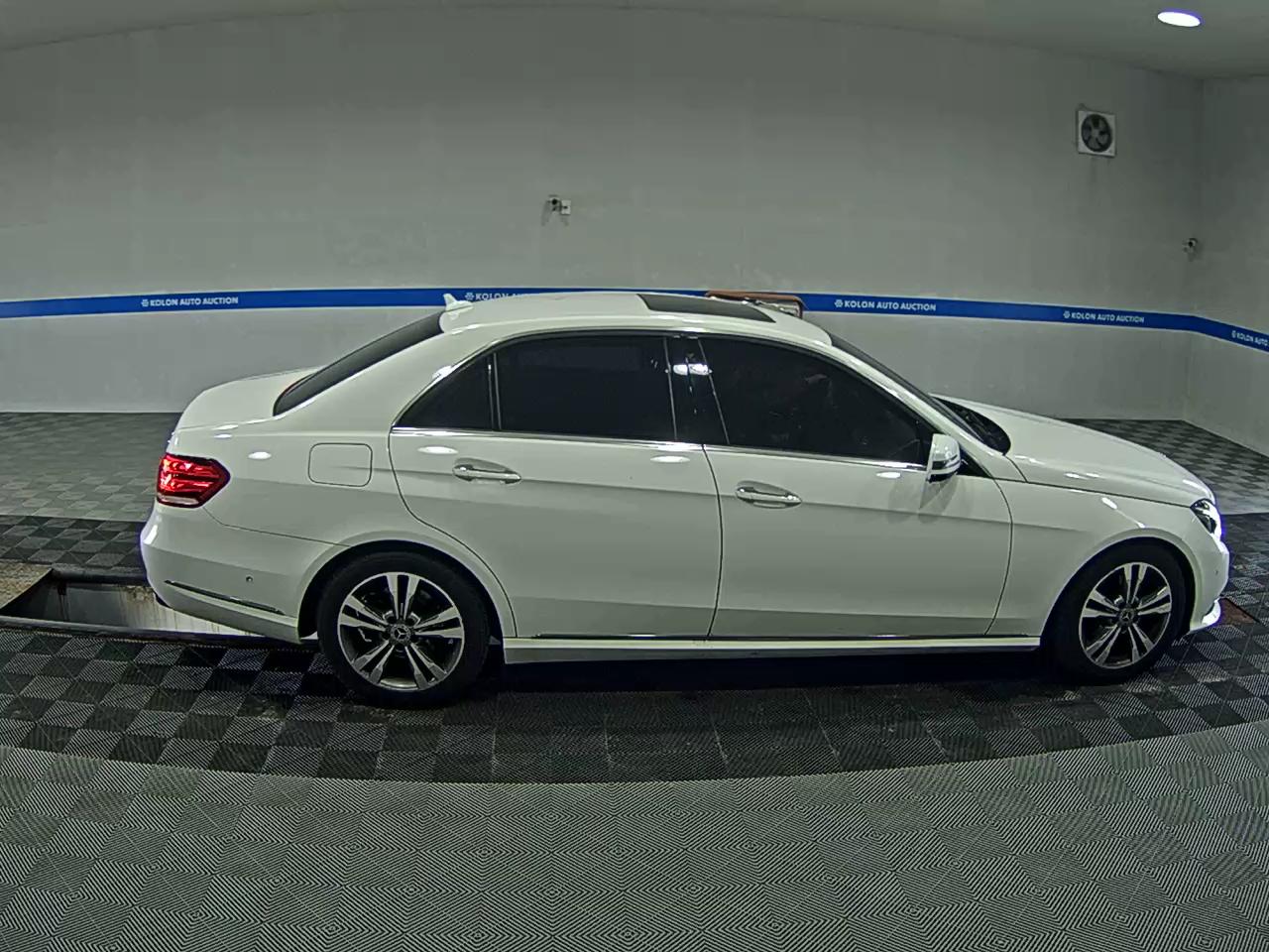 MERCEDES-BENZ E-CLASS (4TH GEN) E220 CDI BLUETEC AVANTGARDE 2016 - zdjęcie 4