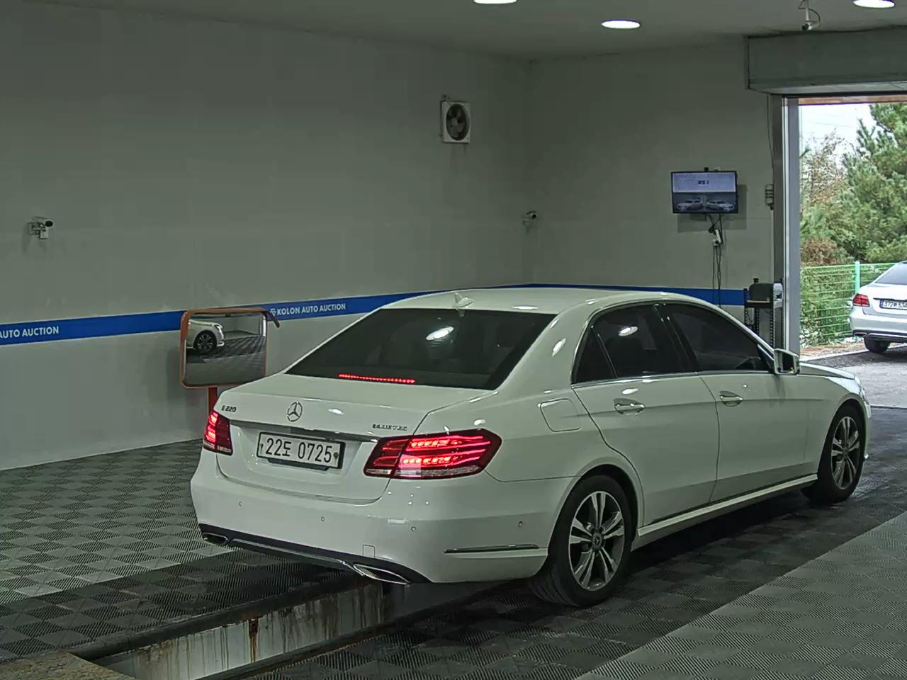 MERCEDES-BENZ E-CLASS (4TH GEN) E220 CDI BLUETEC AVANTGARDE 2016 - zdjęcie 5