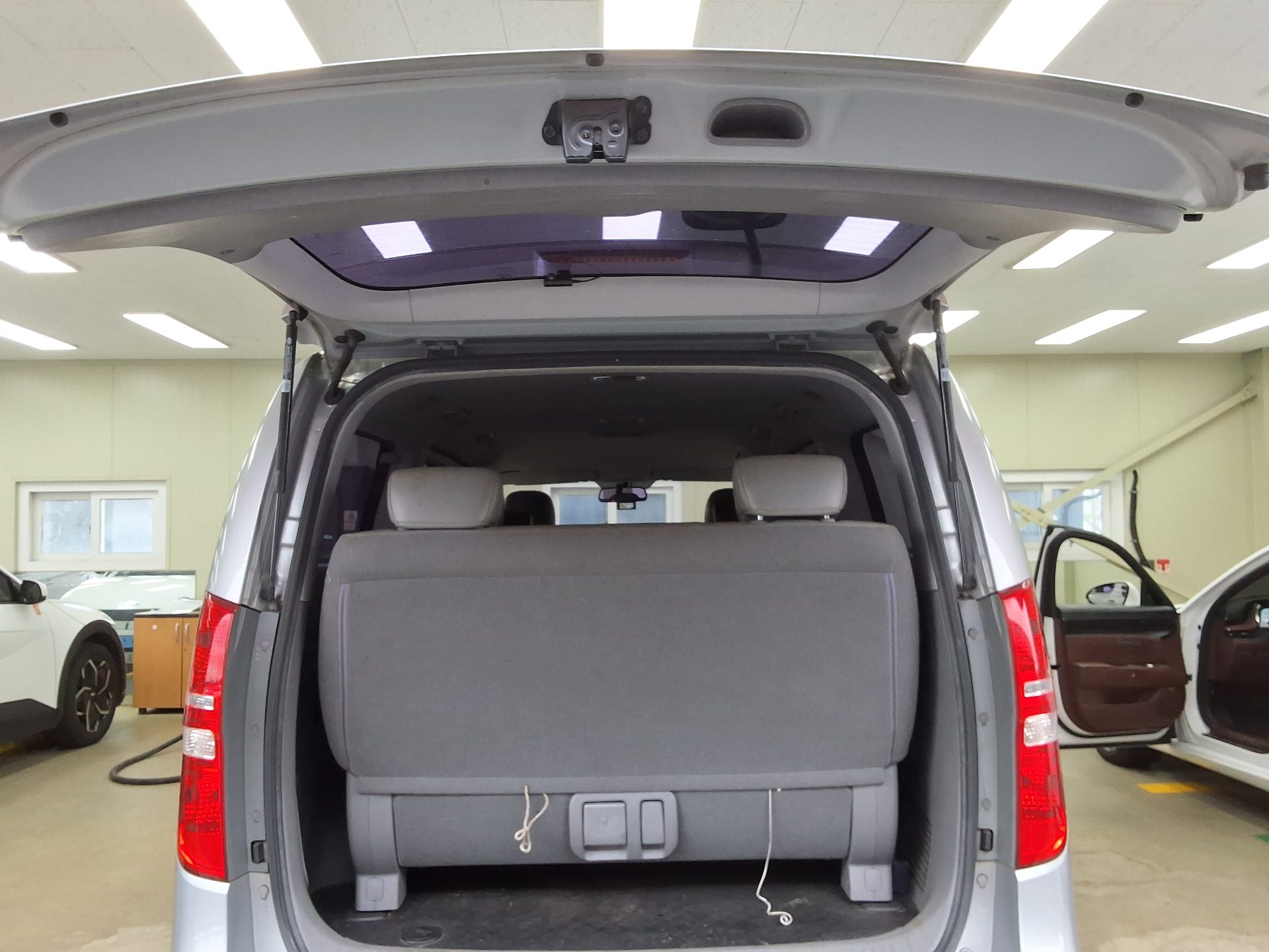 HYUNDAI GRAND STAREX 12-SEATER DIESEL CVX LUXURY 2015 - zdjęcie 16