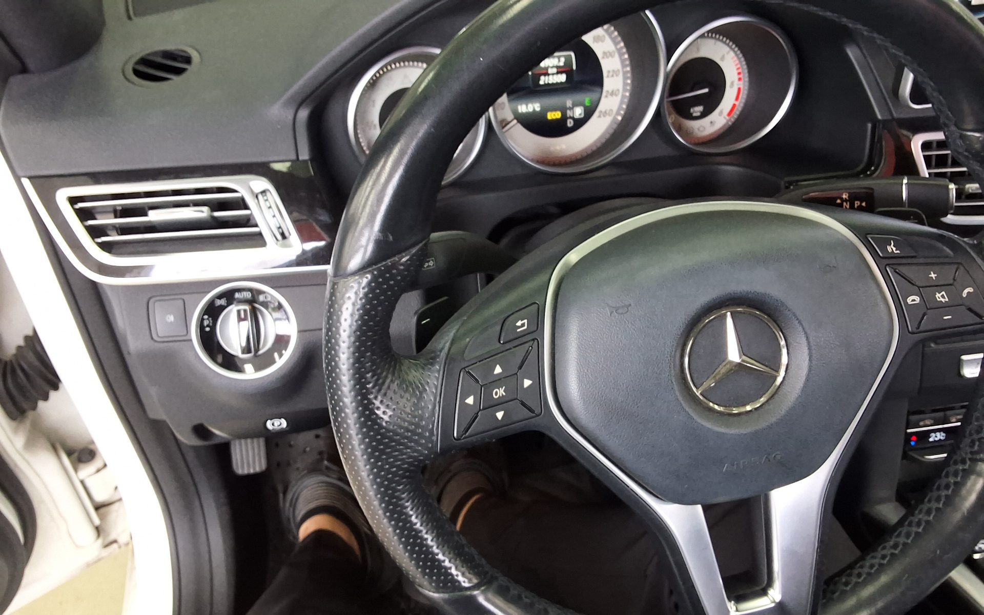 MERCEDES-BENZ E-CLASS (4TH GEN) E220 CDI BLUETEC AVANTGARDE 2016 - zdjęcie 17